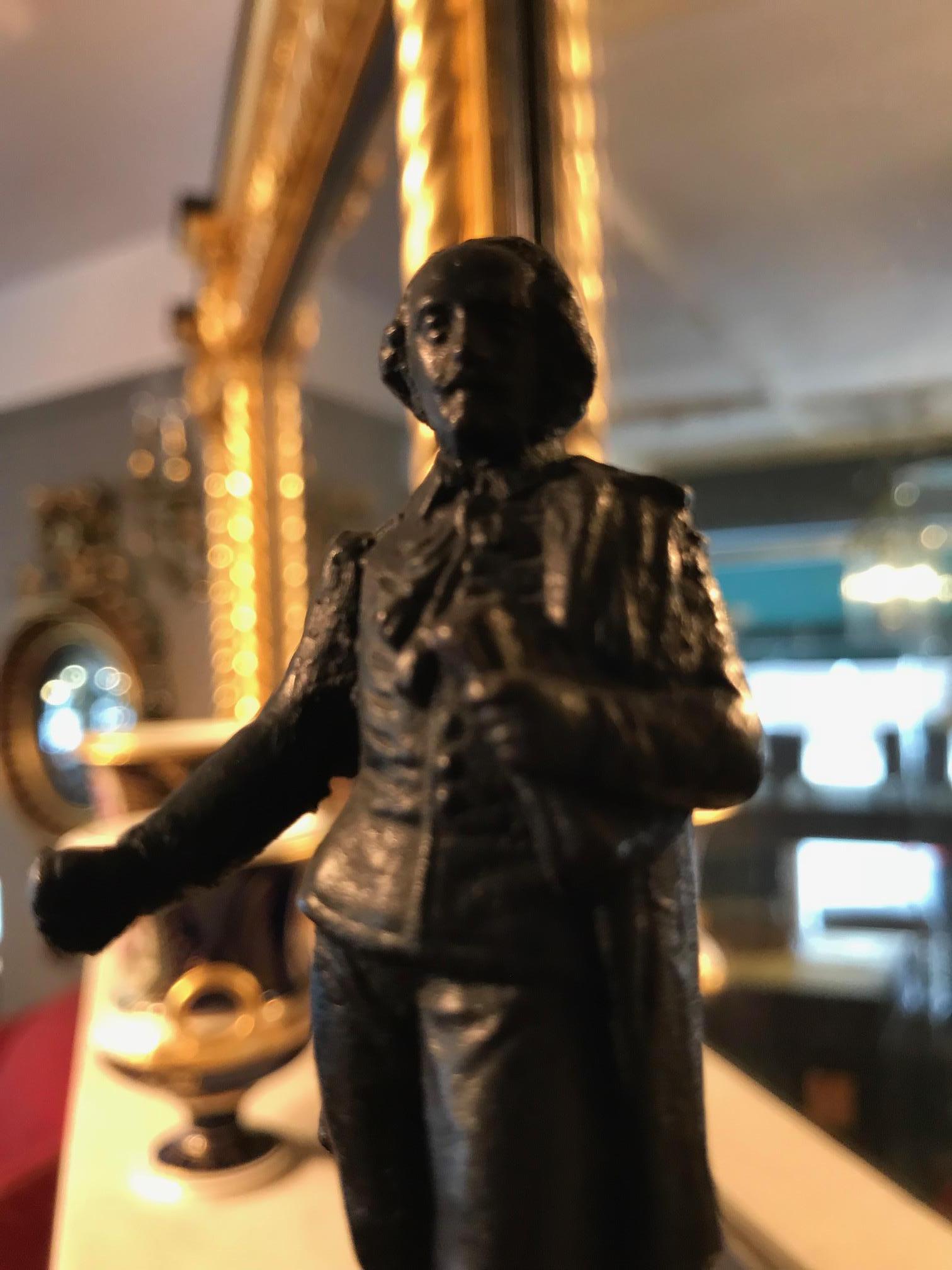 19th Century Figural Bronze Sculpture of William Shakespeare In Excellent Condition For Sale In Dublin 8, IE