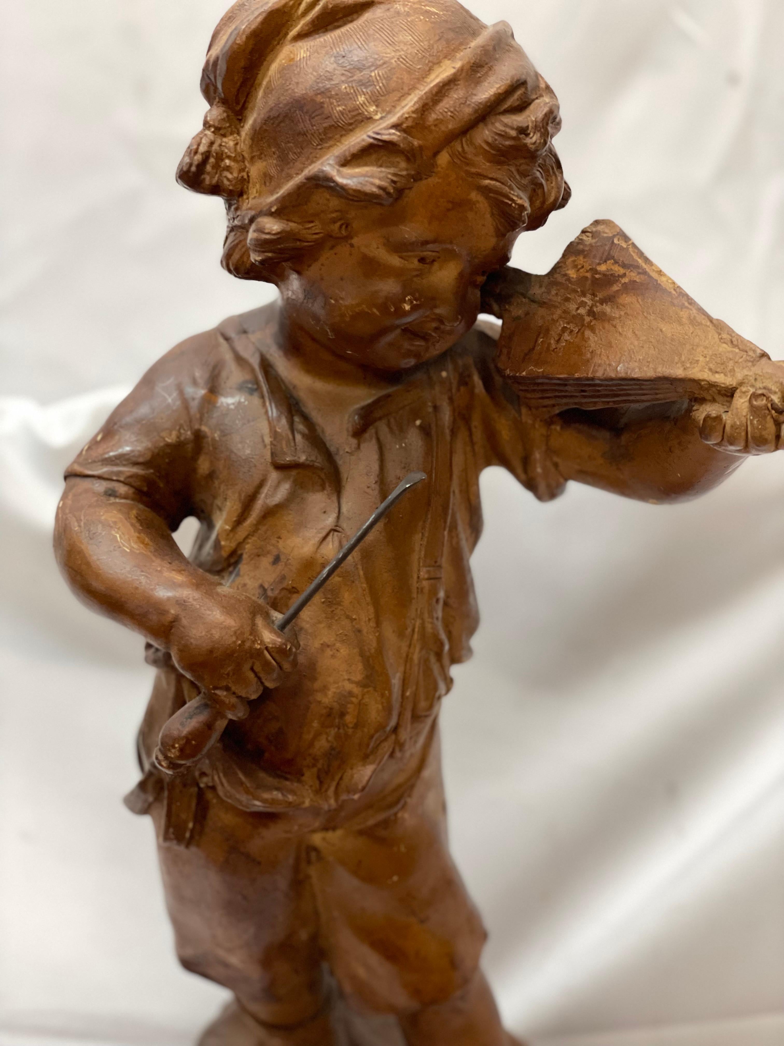 Figurine du 19e siècle représentant un jeune garçon avec un instrument de musique en terre cuite Excellent état - En vente à San Francisco, CA