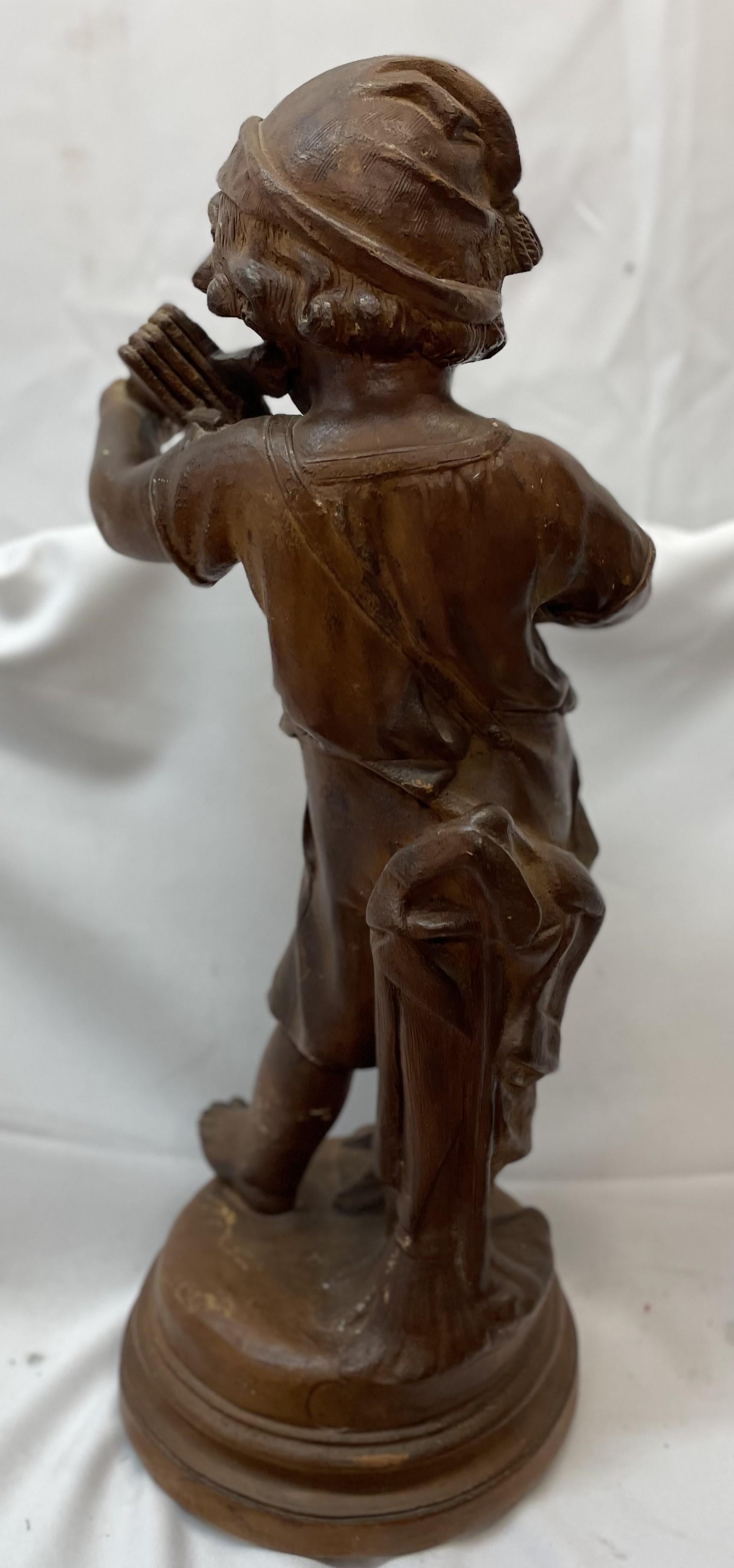 Terre cuite Figurine du 19e siècle représentant un jeune garçon avec un instrument de musique en terre cuite en vente