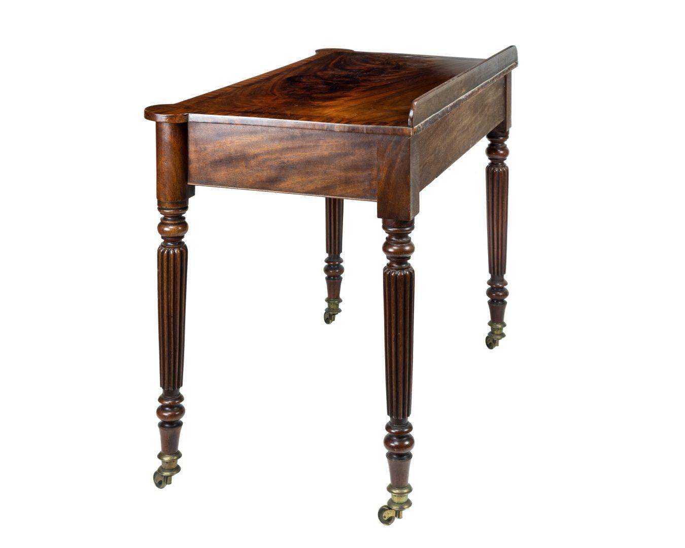 19th Century Figured Mahogany Side Table Attributed to Gillows In Good Condition In Northwich, GB