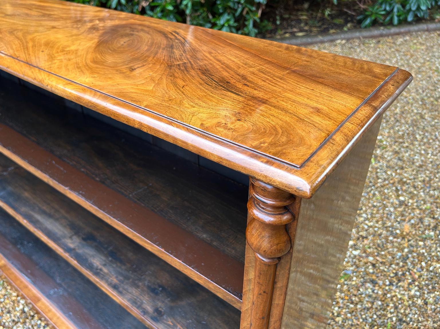 Bibliothèque ouverte en noyer figuré du XIXe siècle en vente 3