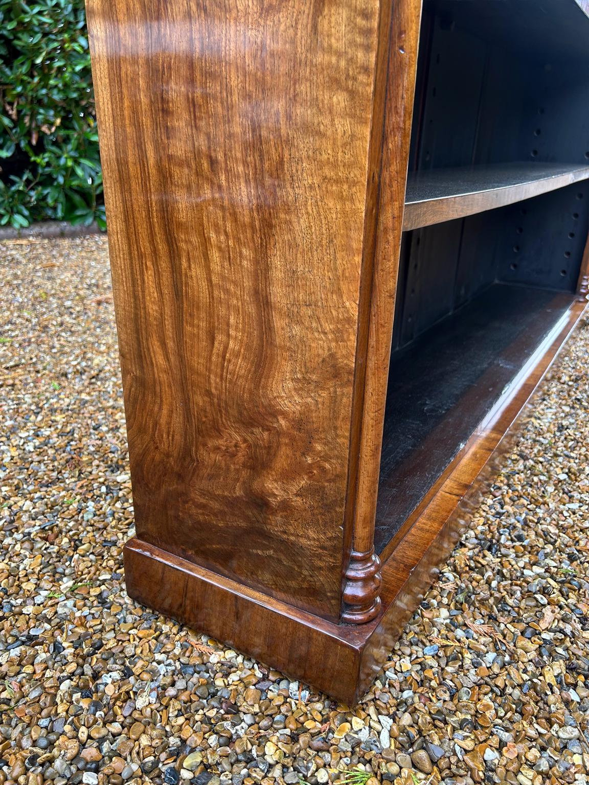 Bibliothèque ouverte en noyer figuré du XIXe siècle en vente 4