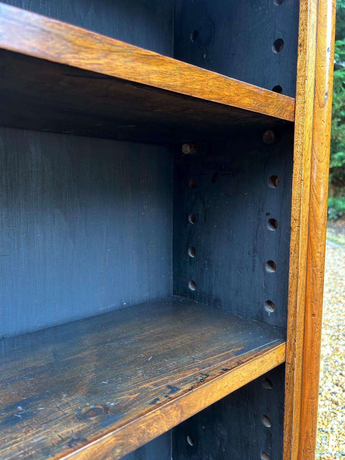 Bibliothèque ouverte en noyer figuré du XIXe siècle en vente 5