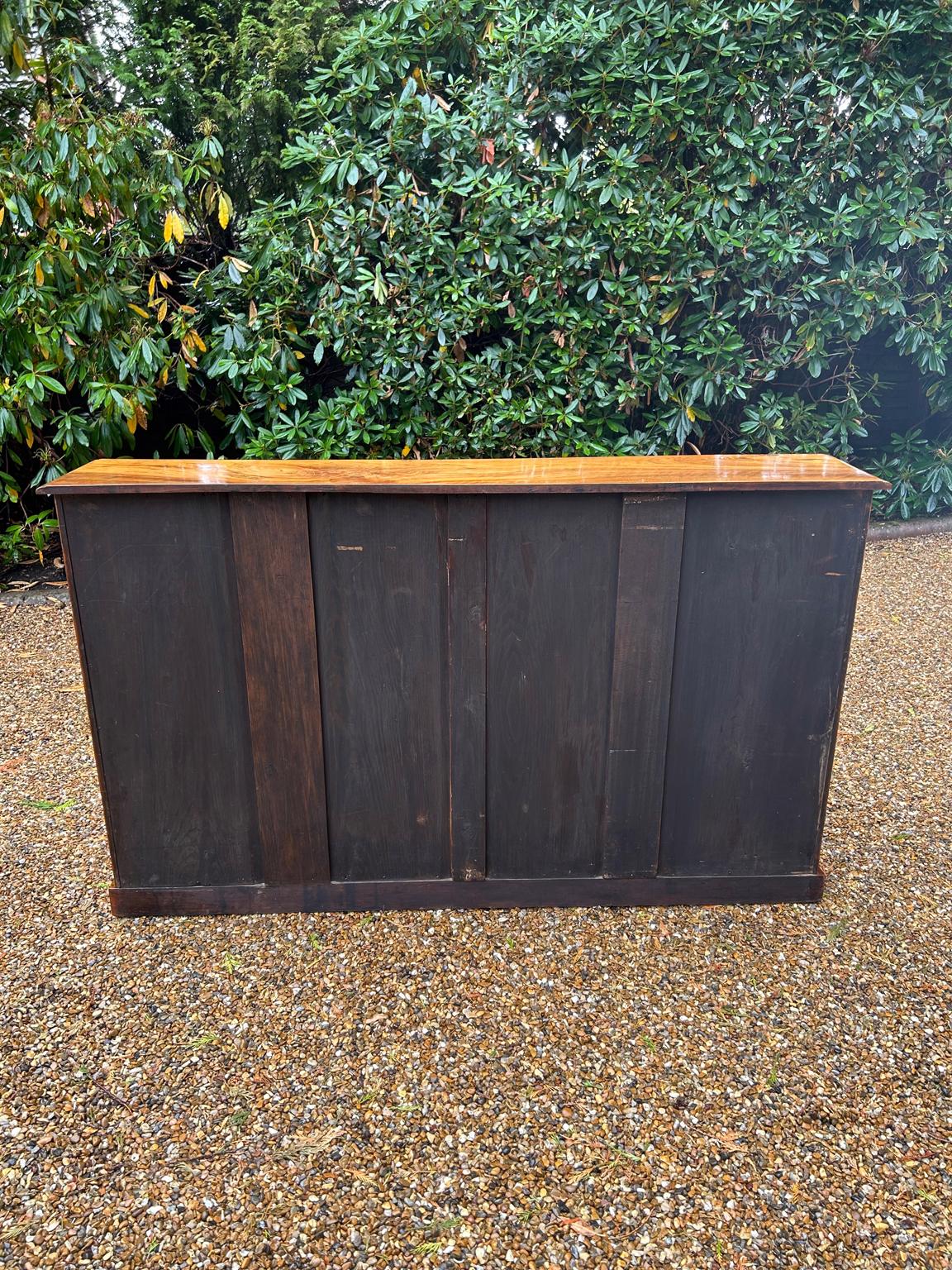 Bibliothèque ouverte en noyer figuré du XIXe siècle en vente 6