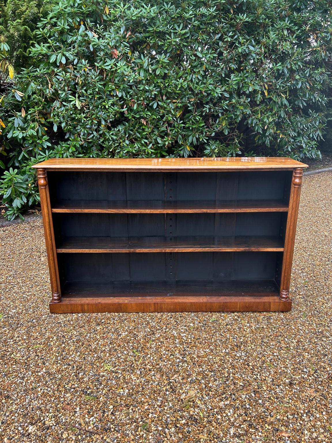 Bibliothèque ouverte en noyer figuré du XIXe siècle, avec deux étagères réglables sur un socle.

Circa : 1860

Dimensions :
Hauteur   37.75 pouces - 96 cm
Largeur    62 pouces - 157 cm
Profondeur   12,5 pouces -  31,5 cm

Référence : BC2502