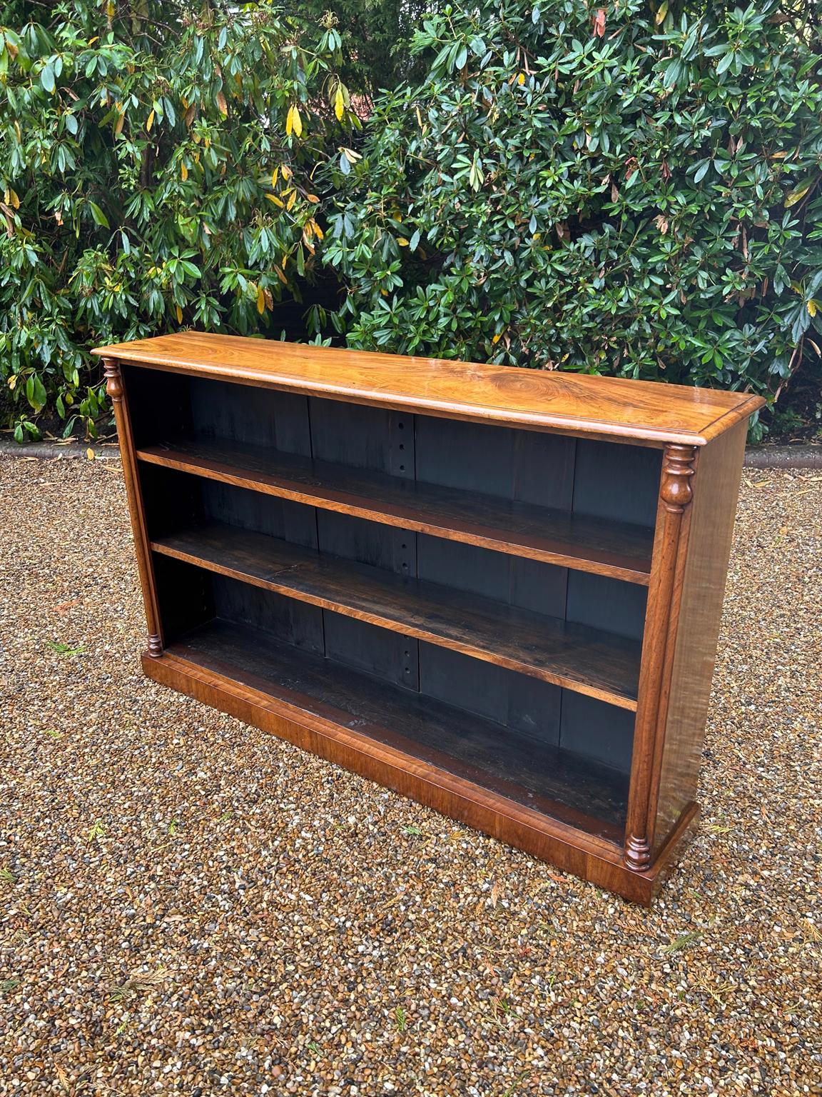 Victorien Bibliothèque ouverte en noyer figuré du XIXe siècle en vente