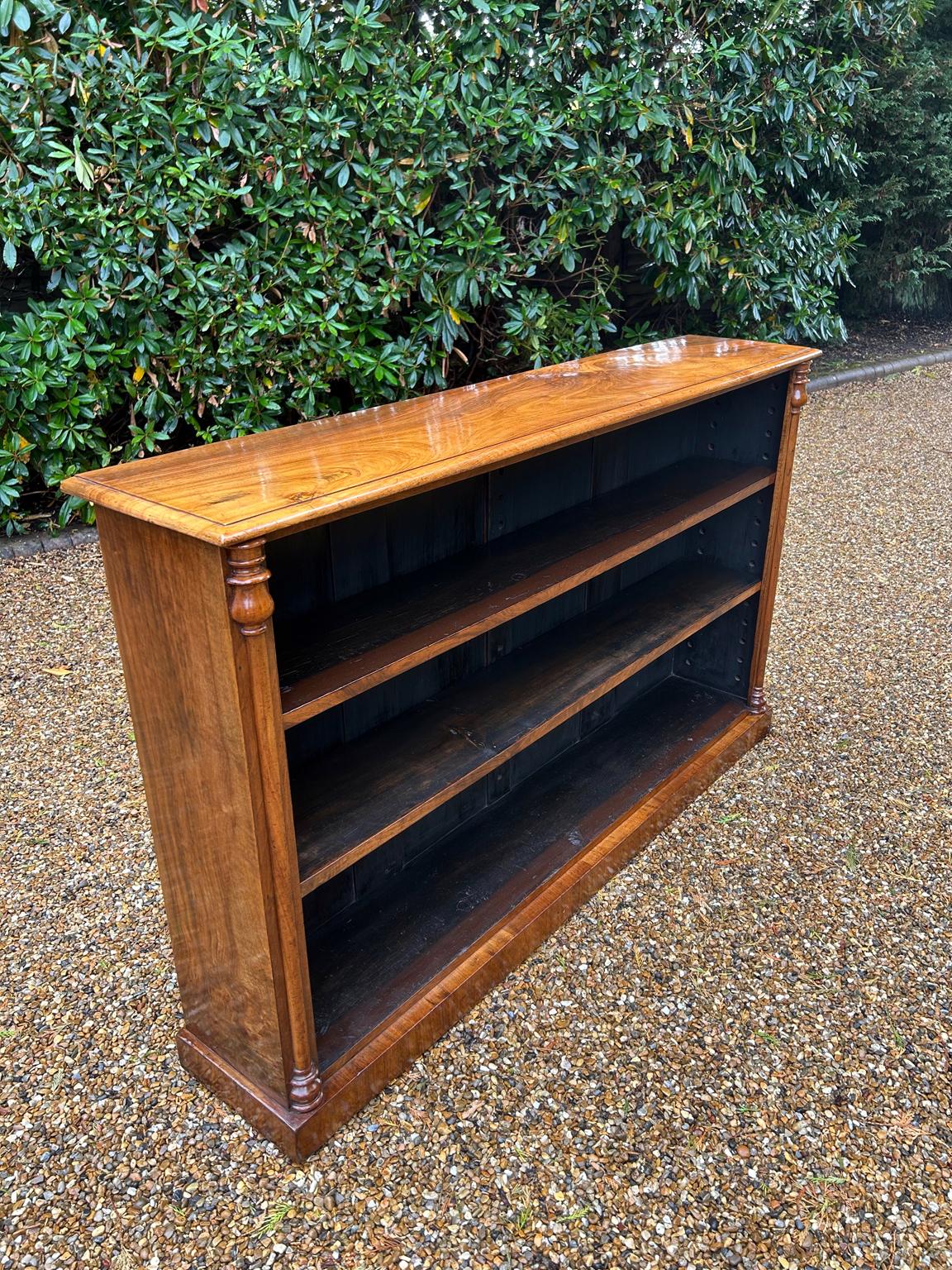 Britannique Bibliothèque ouverte en noyer figuré du XIXe siècle en vente