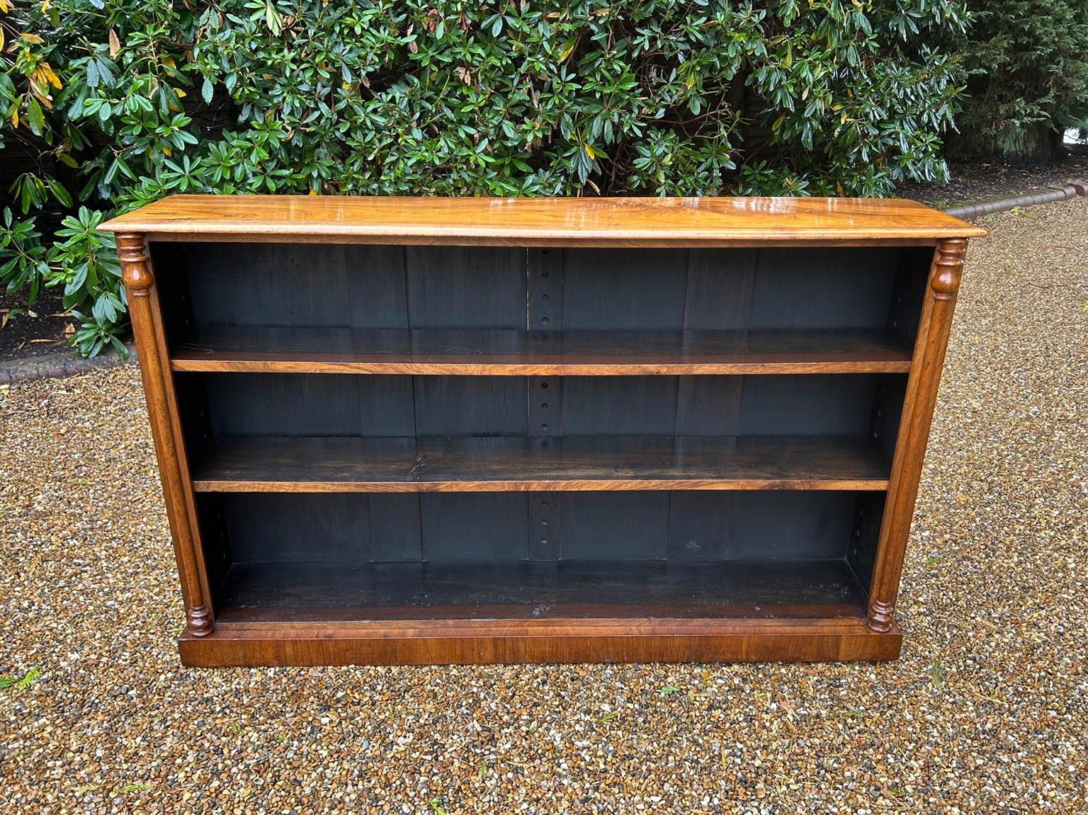 Fait main Bibliothèque ouverte en noyer figuré du XIXe siècle en vente