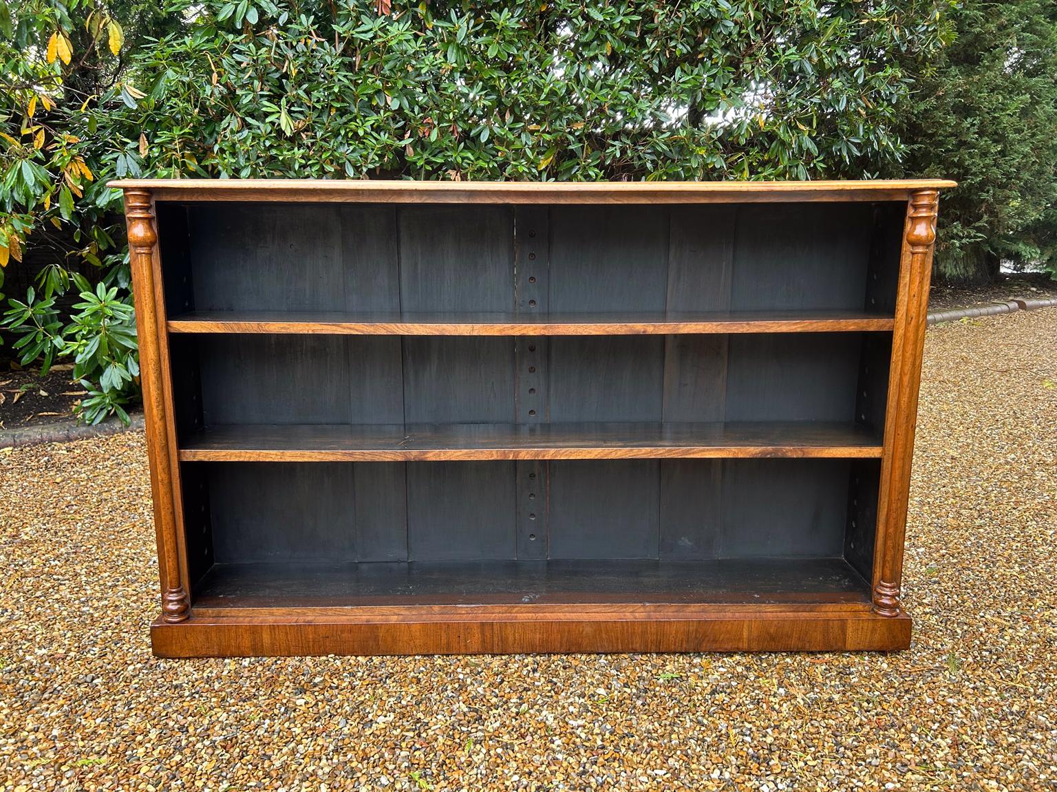 Bibliothèque ouverte en noyer figuré du XIXe siècle Bon état - En vente à Richmond, Surrey