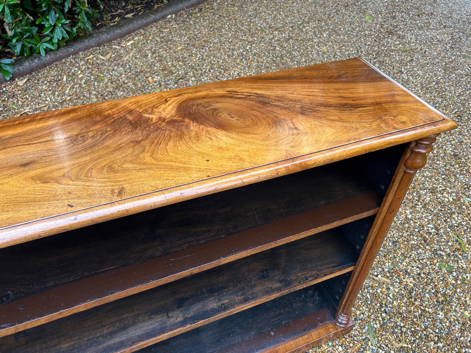 Bibliothèque ouverte en noyer figuré du XIXe siècle en vente 1