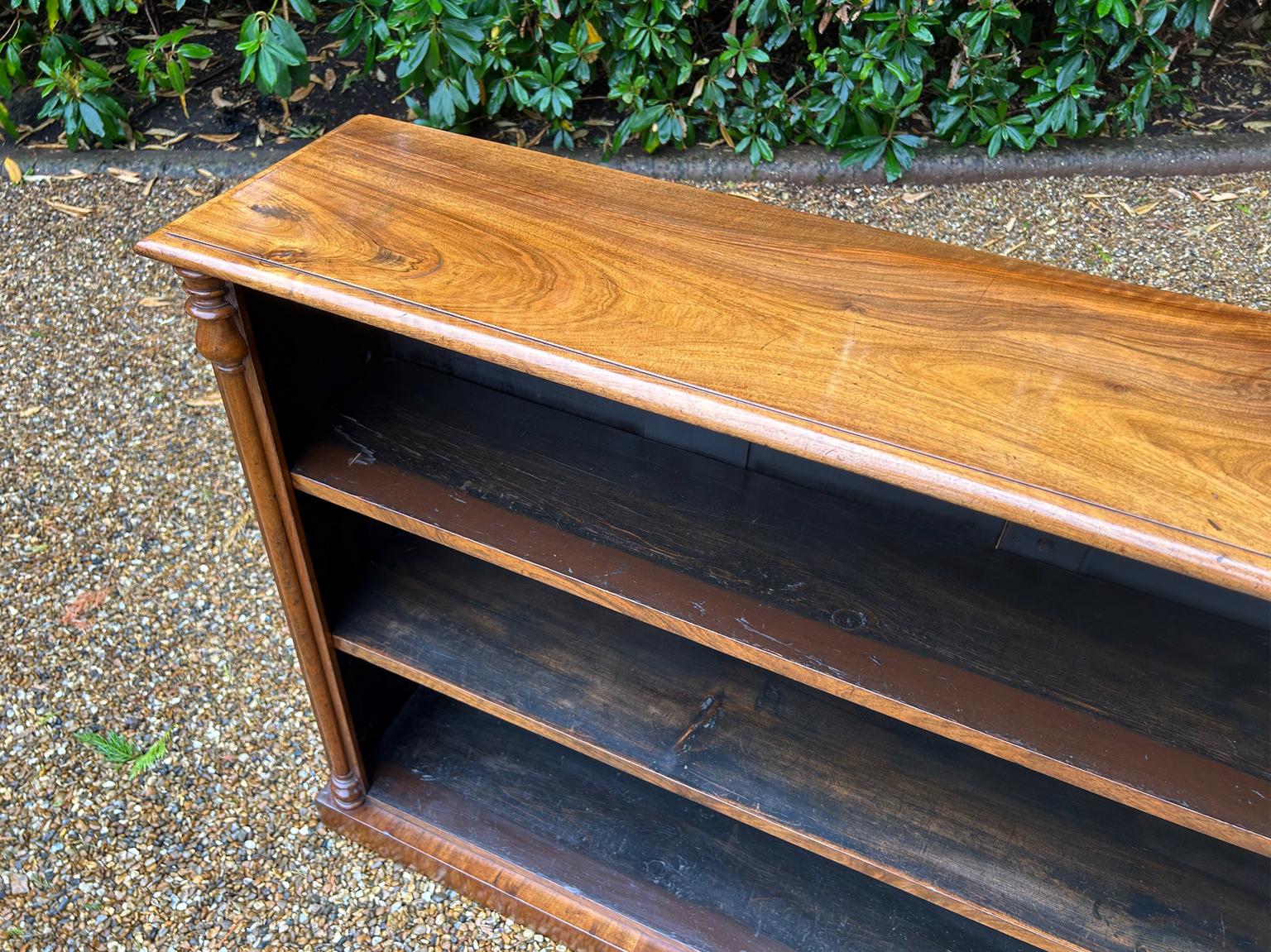 Bibliothèque ouverte en noyer figuré du XIXe siècle en vente 2