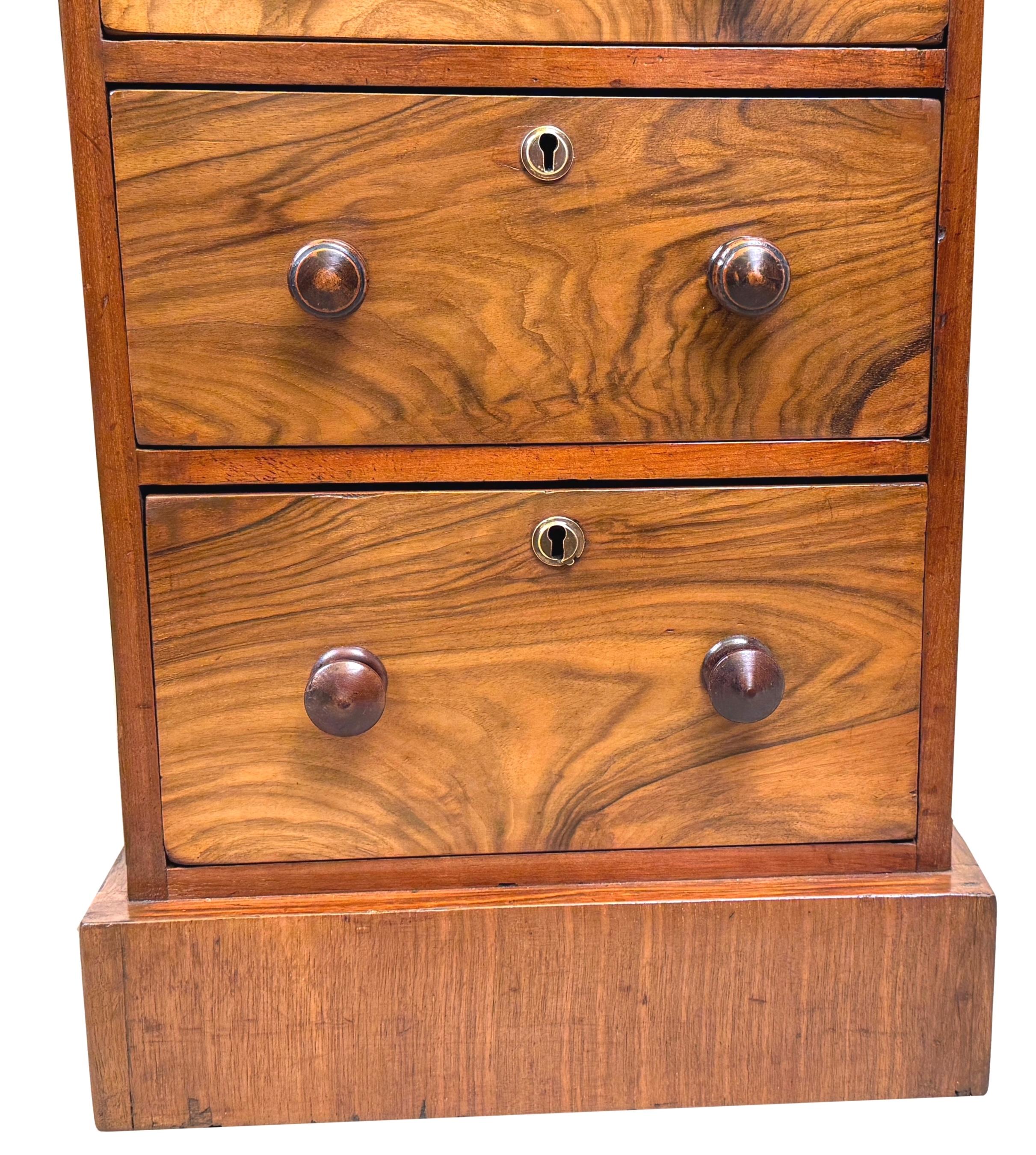 English 19th Century Figured Walnut Pedestal Desk For Sale