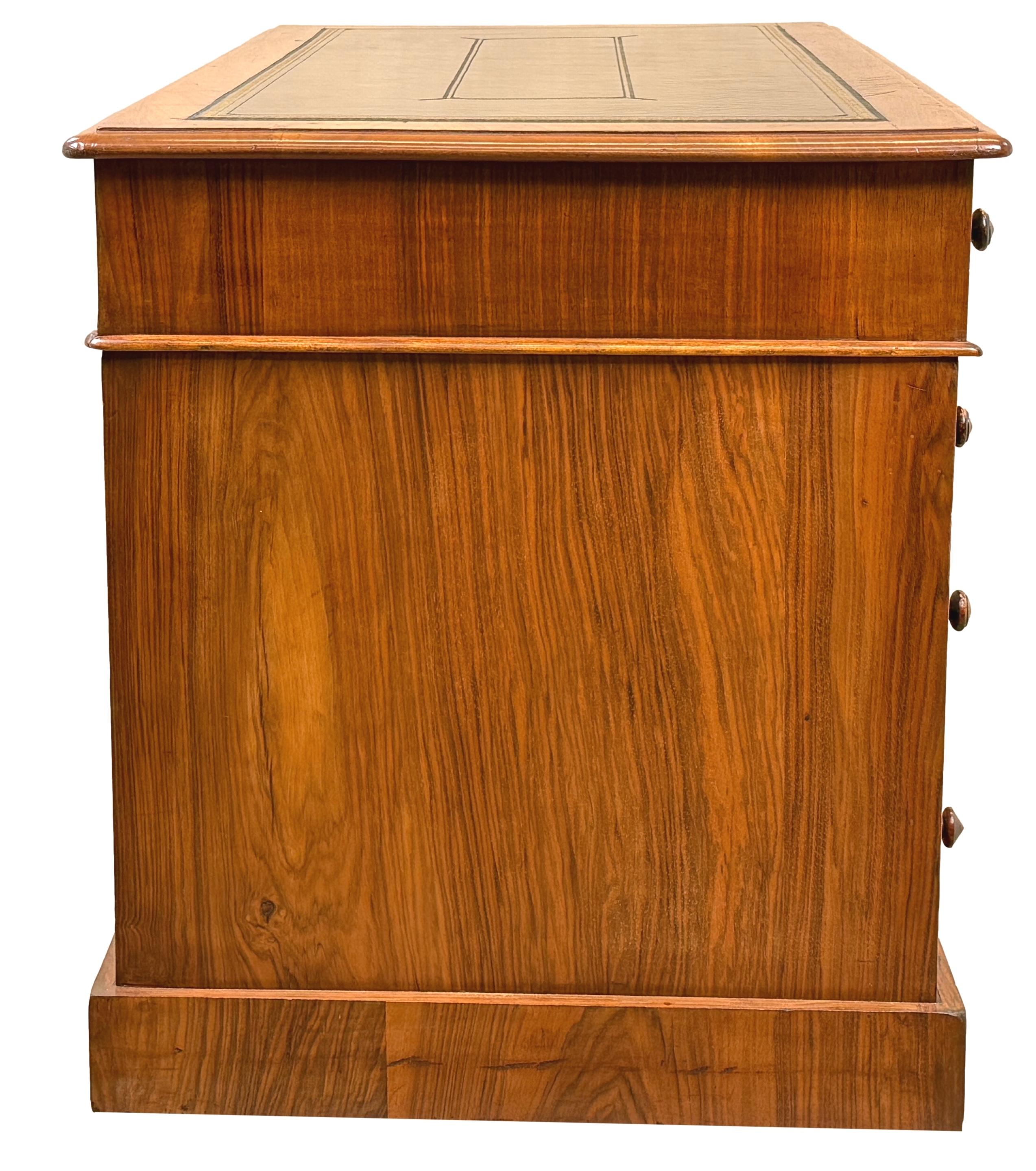 19th Century Figured Walnut Pedestal Desk In Good Condition For Sale In Bedfordshire, GB
