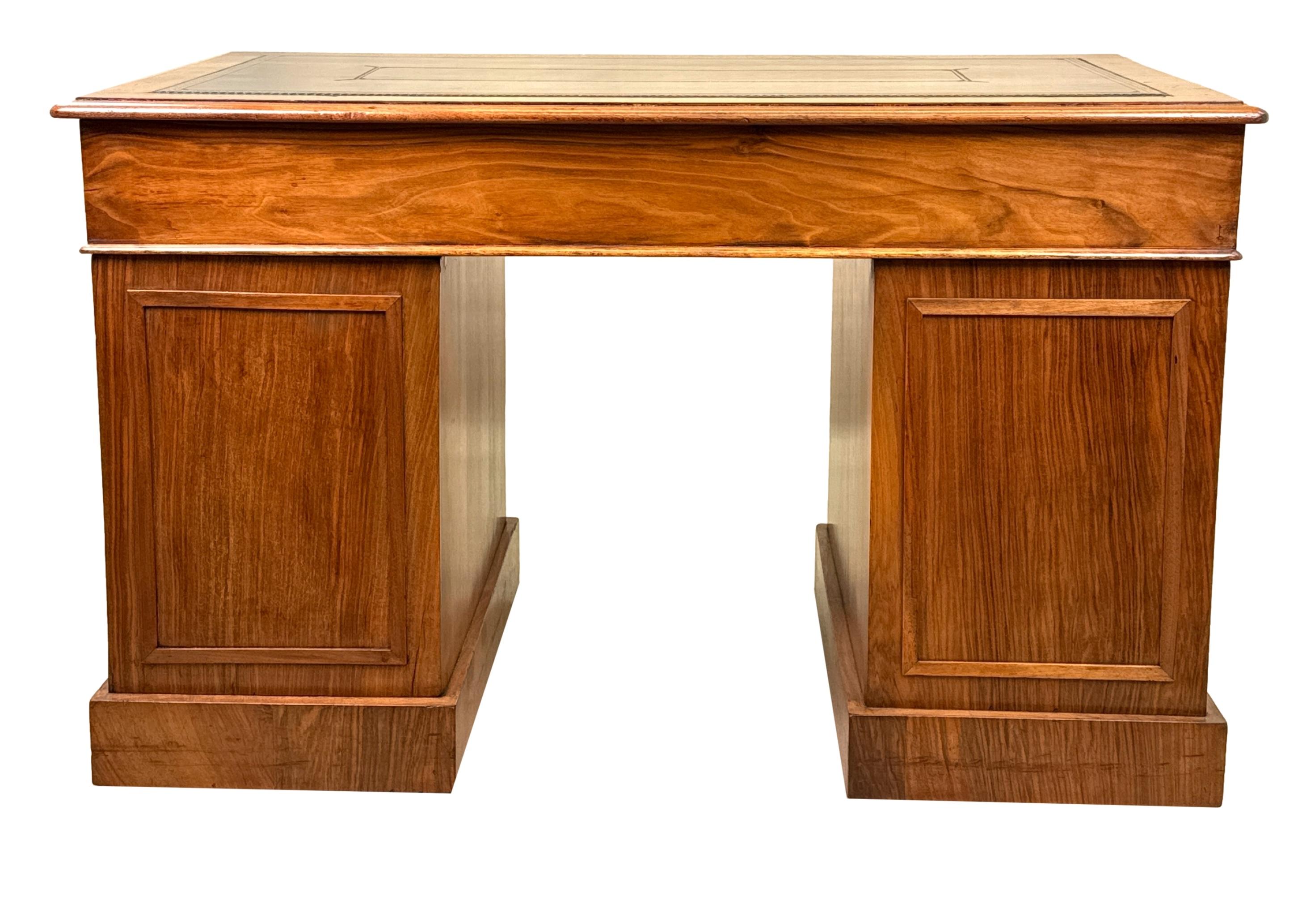 19th Century Figured Walnut Pedestal Desk For Sale 4