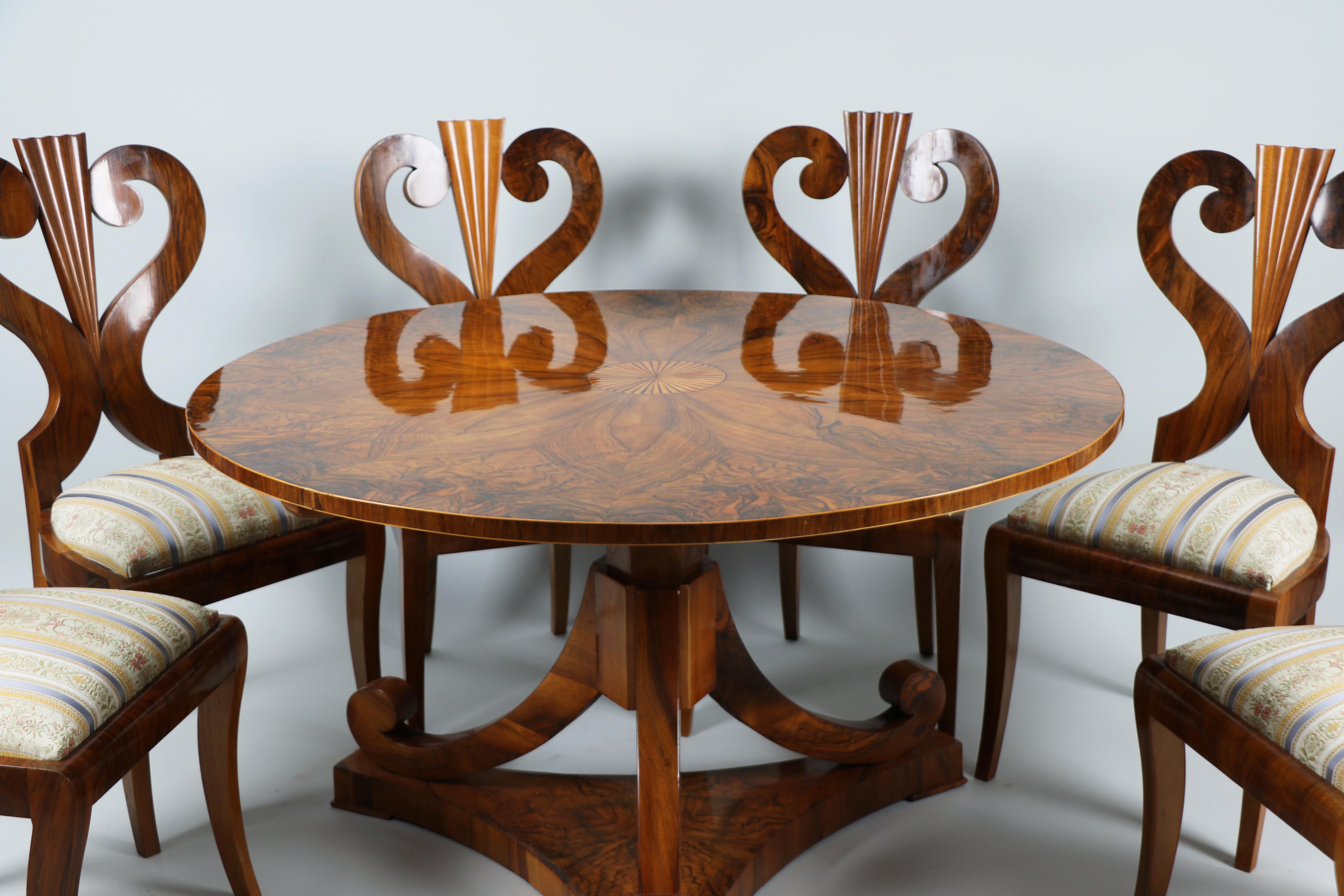 Ensemble de six chaises et d'une table en noyer Biedermeier du XIXe siècle. Vienne, vers 1825. en vente 4