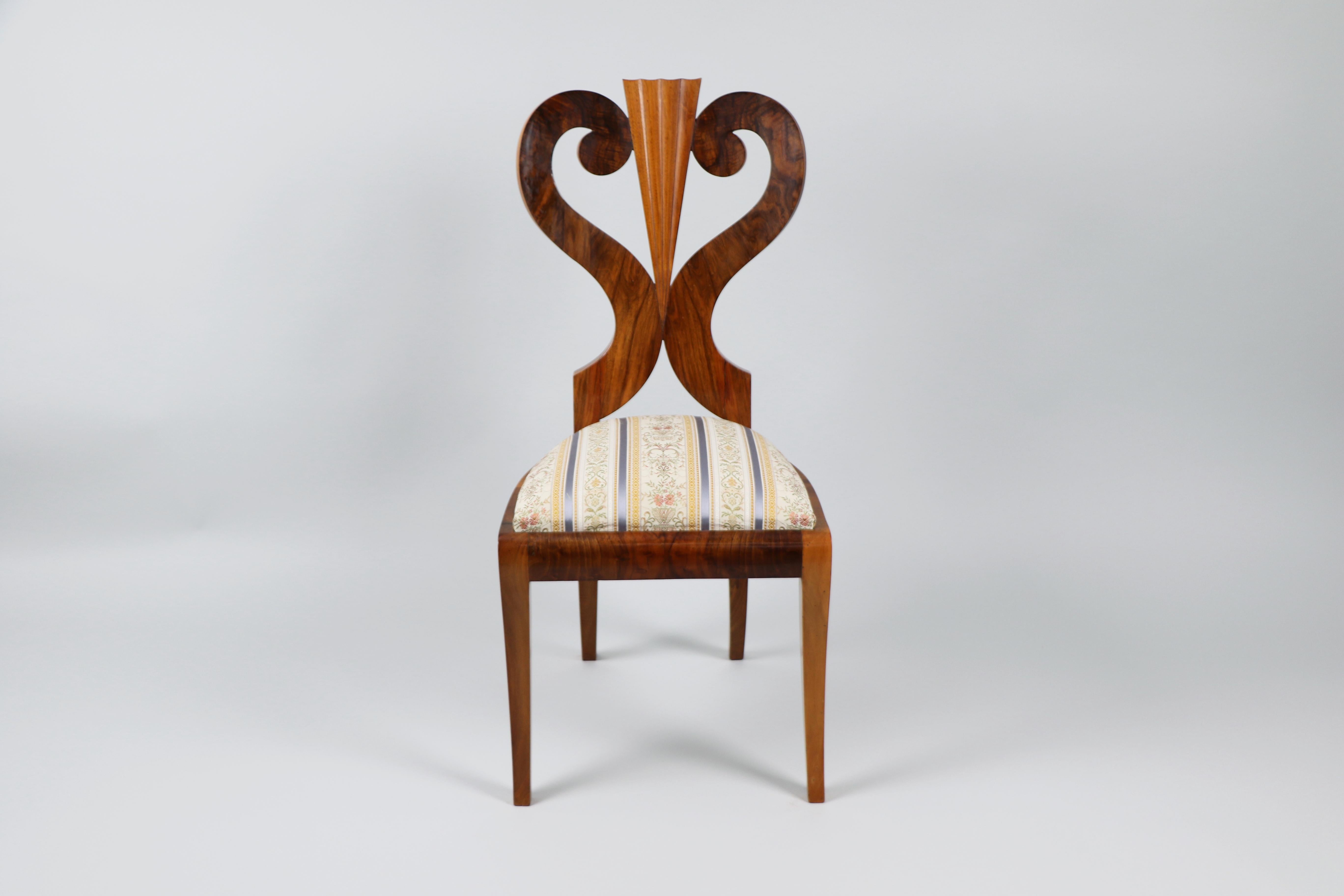 Ensemble de six chaises et d'une table en noyer Biedermeier du XIXe siècle. Vienne, vers 1825. en vente 5