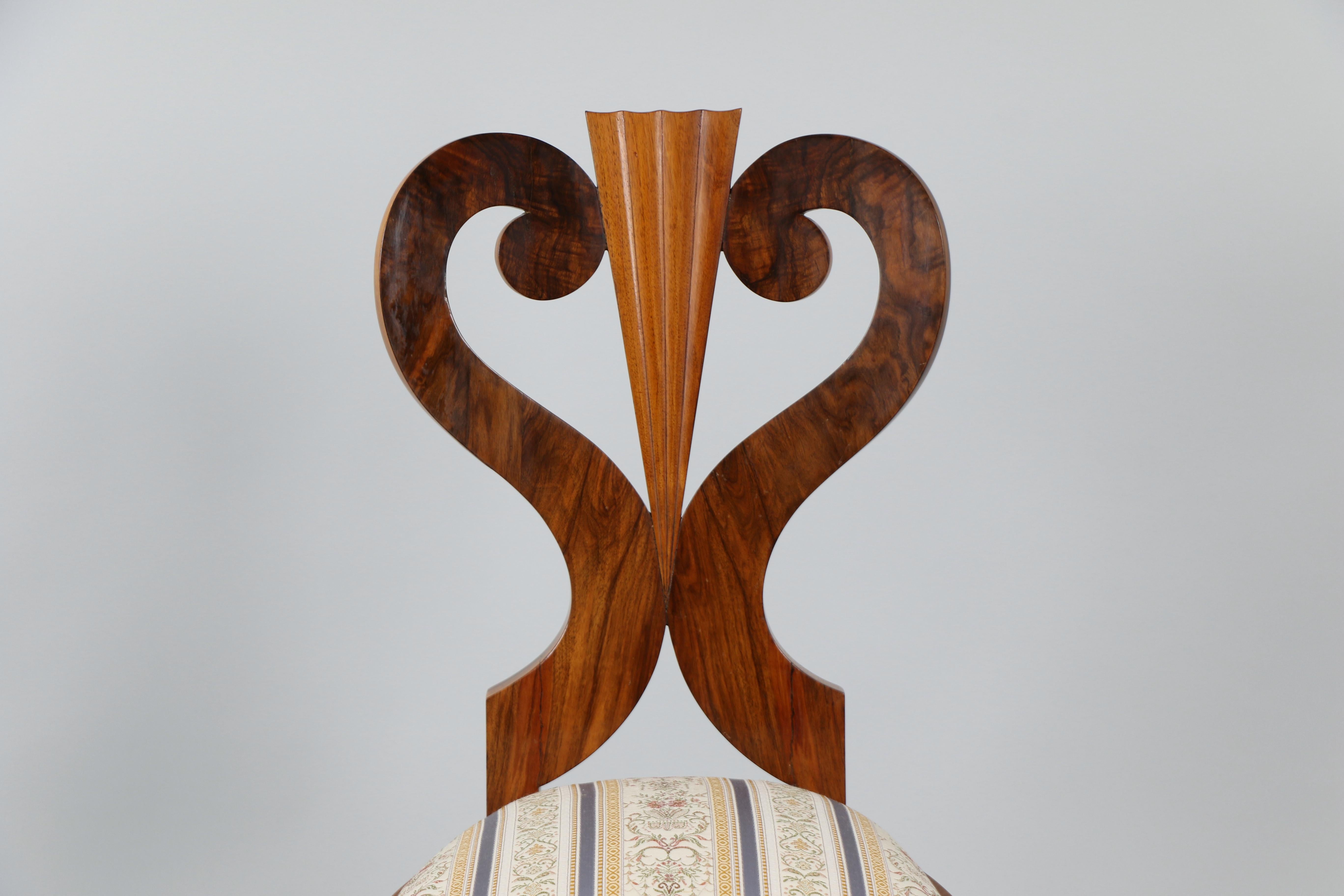 Ensemble de six chaises et d'une table en noyer Biedermeier du XIXe siècle. Vienne, vers 1825. en vente 6