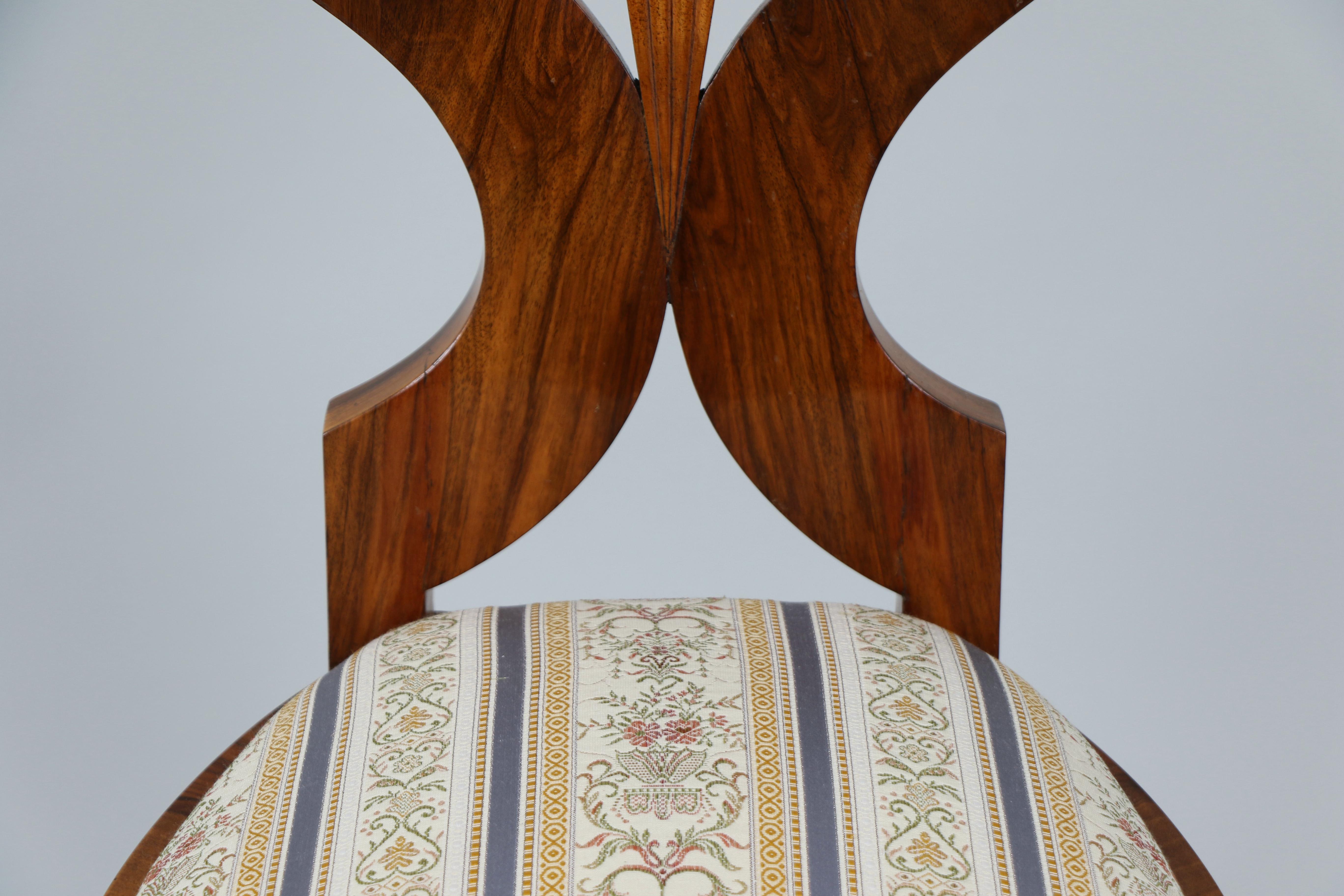 Ensemble de six chaises et d'une table en noyer Biedermeier du XIXe siècle. Vienne, vers 1825. en vente 7