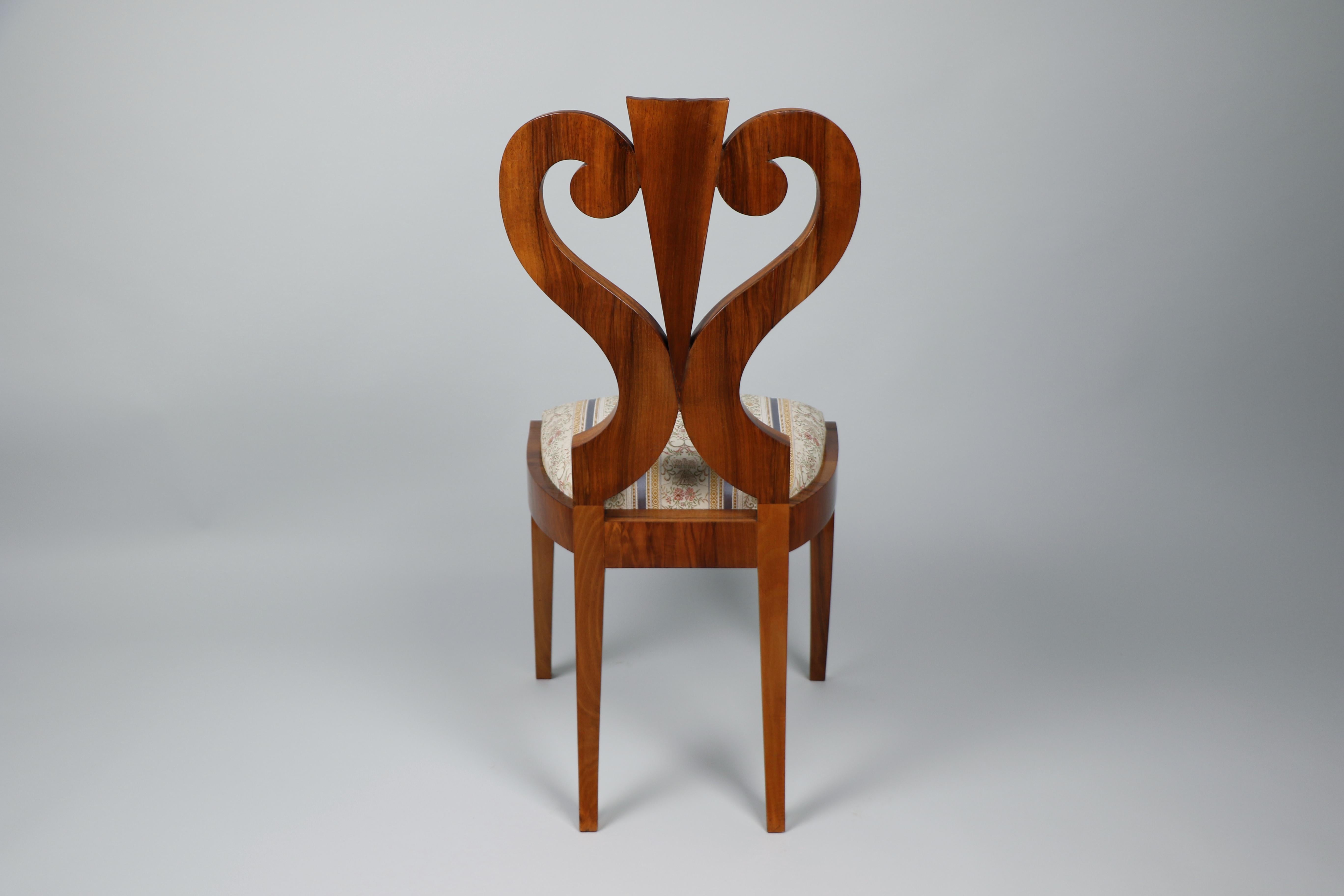 Ensemble de six chaises et d'une table en noyer Biedermeier du XIXe siècle. Vienne, vers 1825. en vente 8