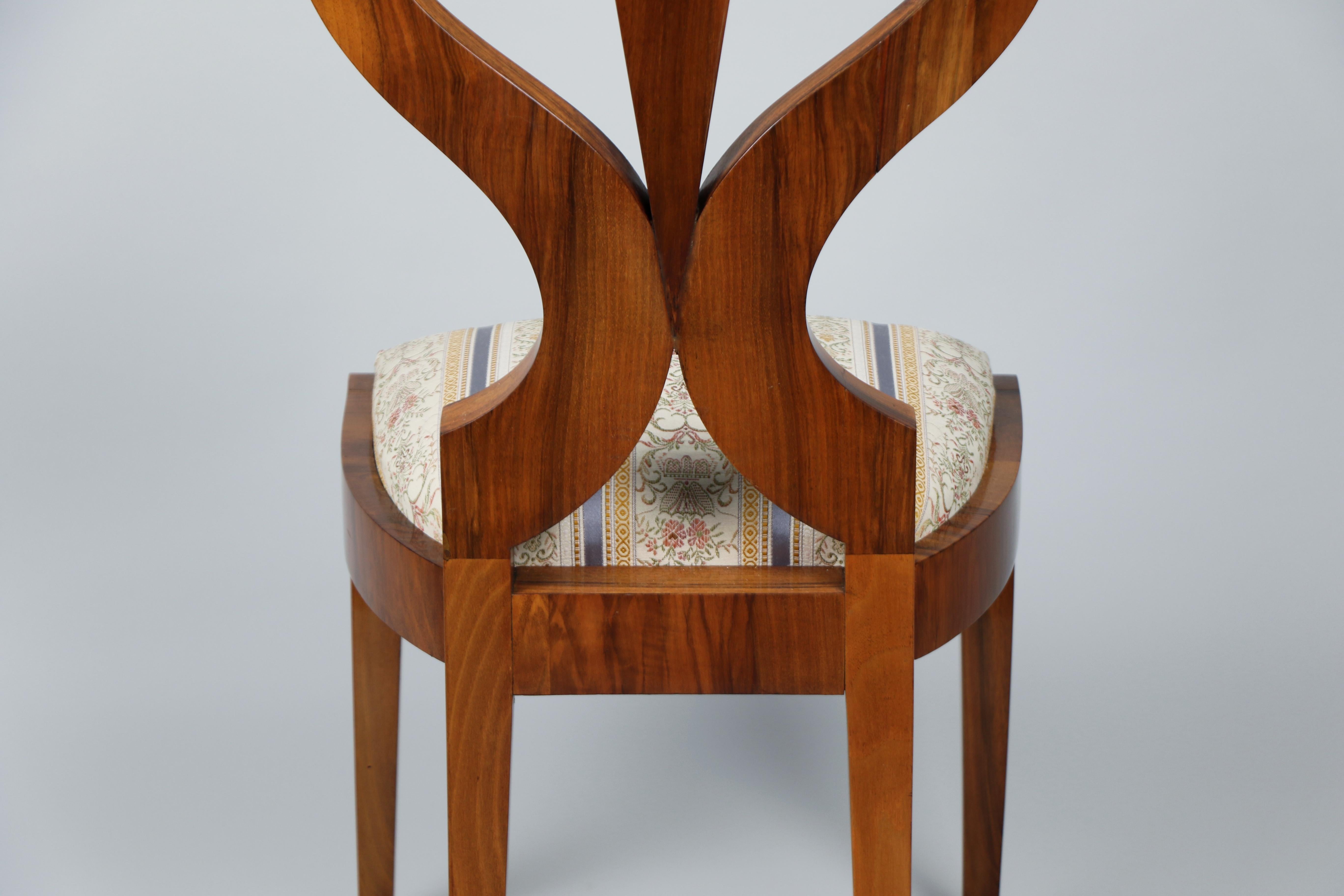 Ensemble de six chaises et d'une table en noyer Biedermeier du XIXe siècle. Vienne, vers 1825. en vente 10