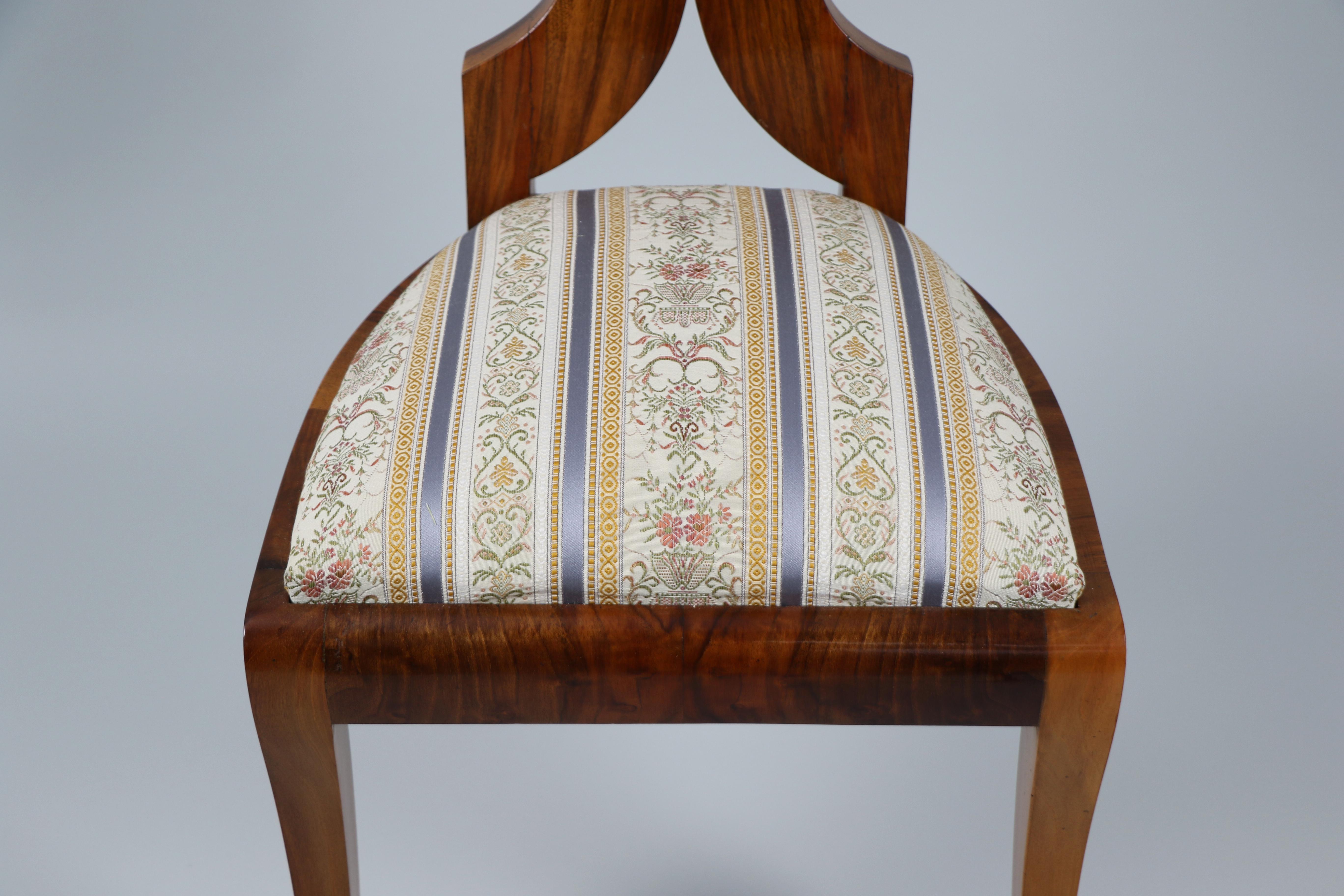 Ensemble de six chaises et d'une table en noyer Biedermeier du XIXe siècle. Vienne, vers 1825. en vente 11
