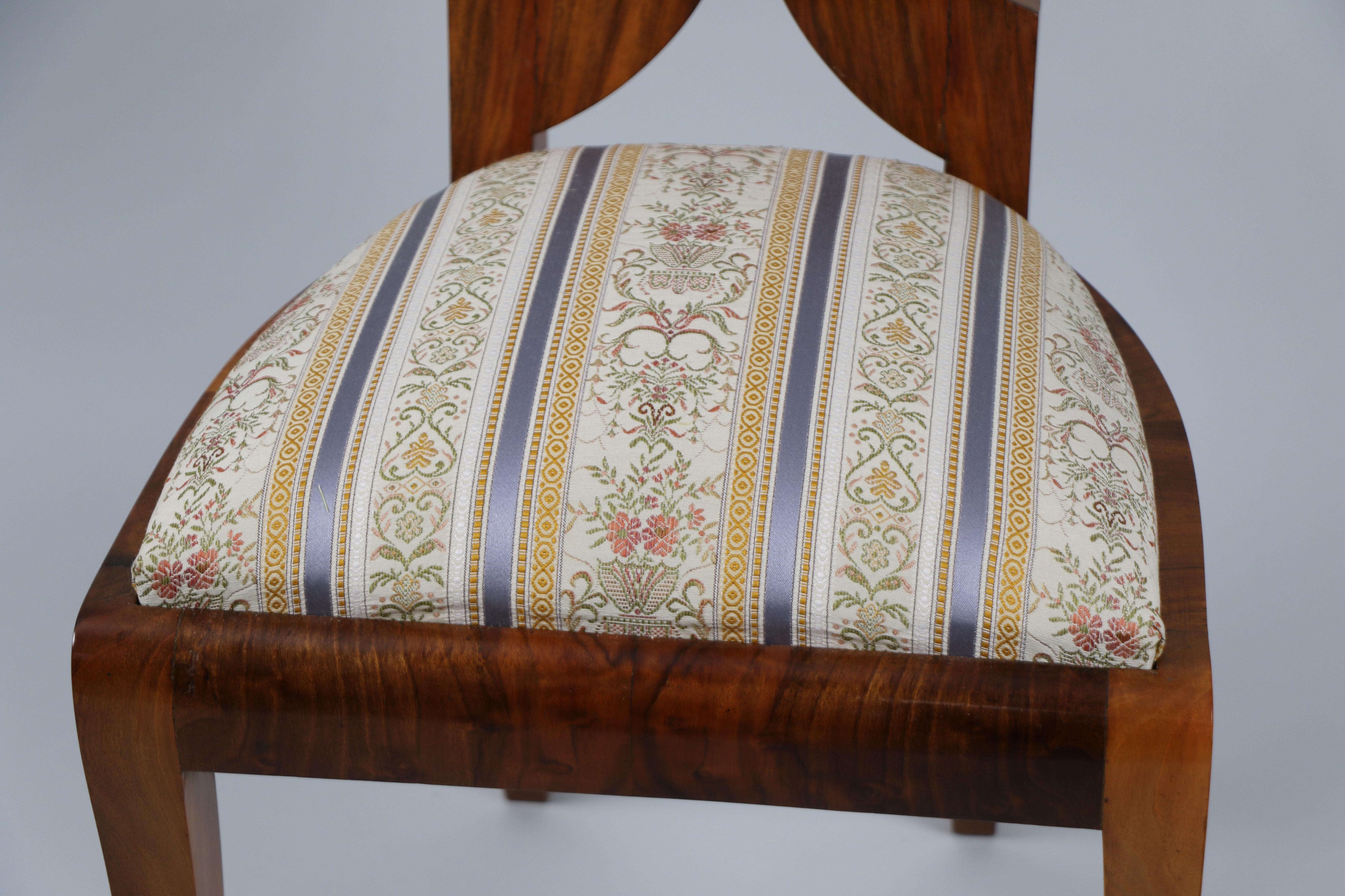 Ensemble de six chaises et d'une table en noyer Biedermeier du XIXe siècle. Vienne, vers 1825. en vente 12