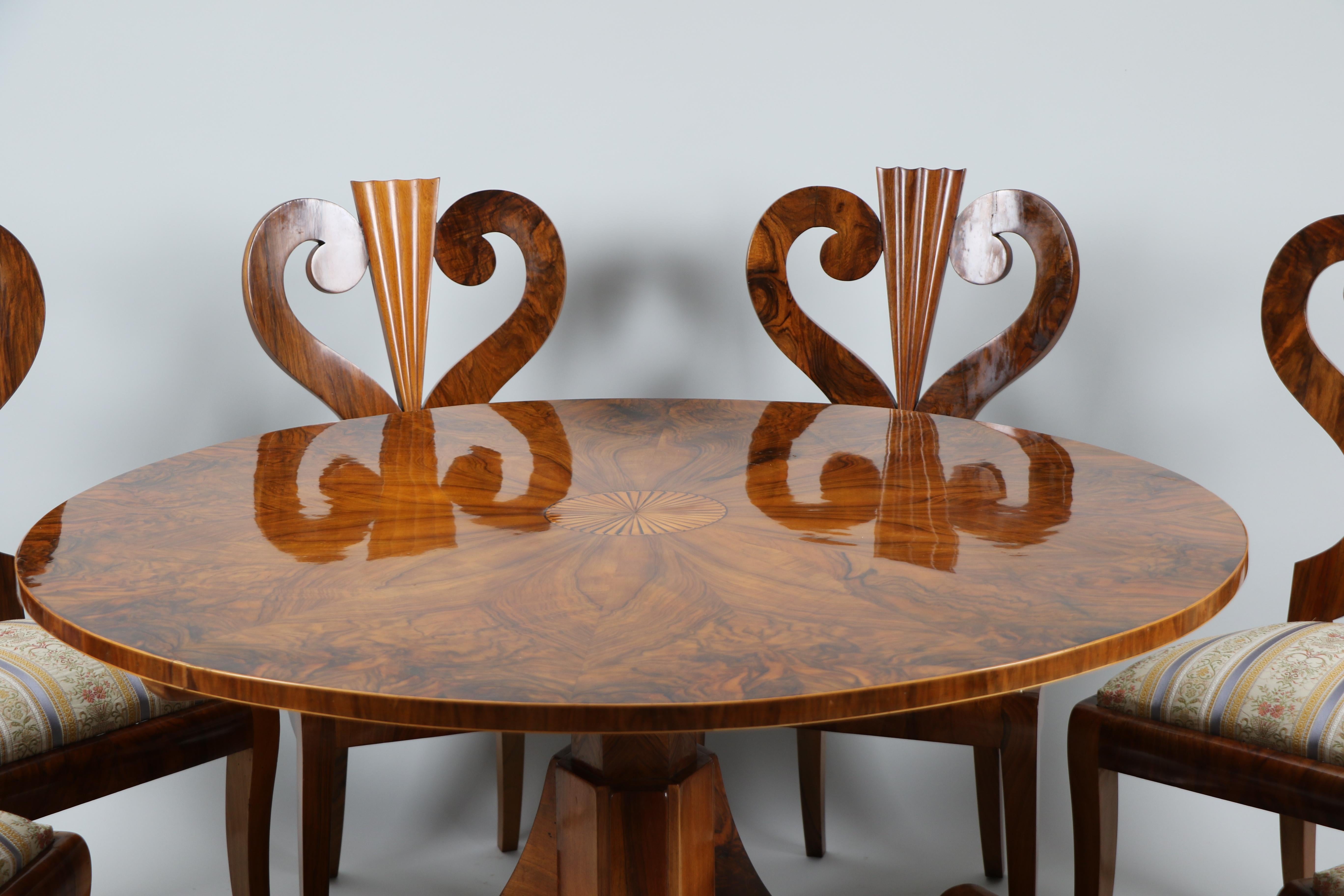 Autrichien Ensemble de six chaises et d'une table en noyer Biedermeier du XIXe siècle. Vienne, vers 1825. en vente