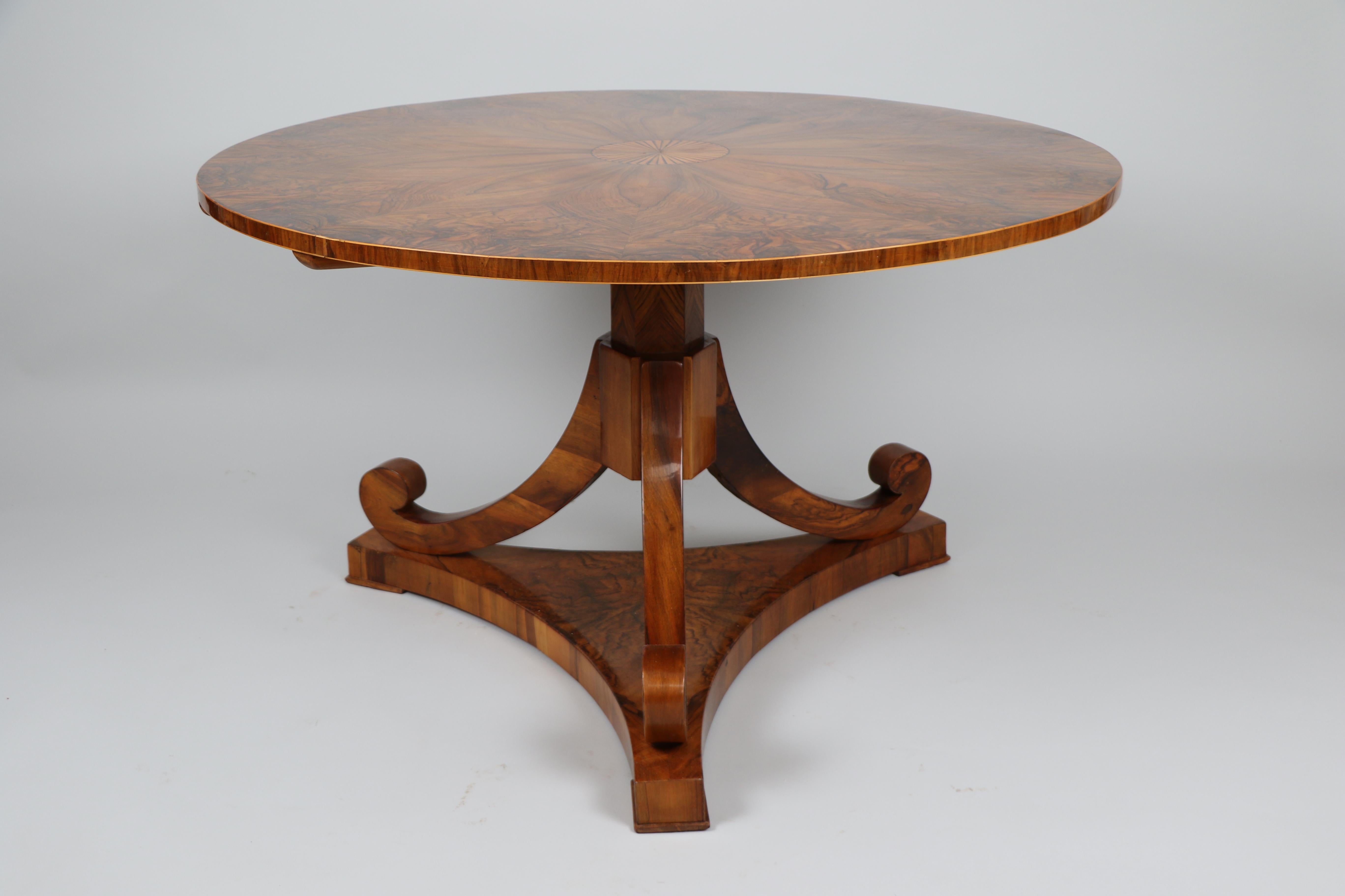 Sculpté à la main Ensemble de six chaises et d'une table en noyer Biedermeier du XIXe siècle. Vienne, vers 1825. en vente