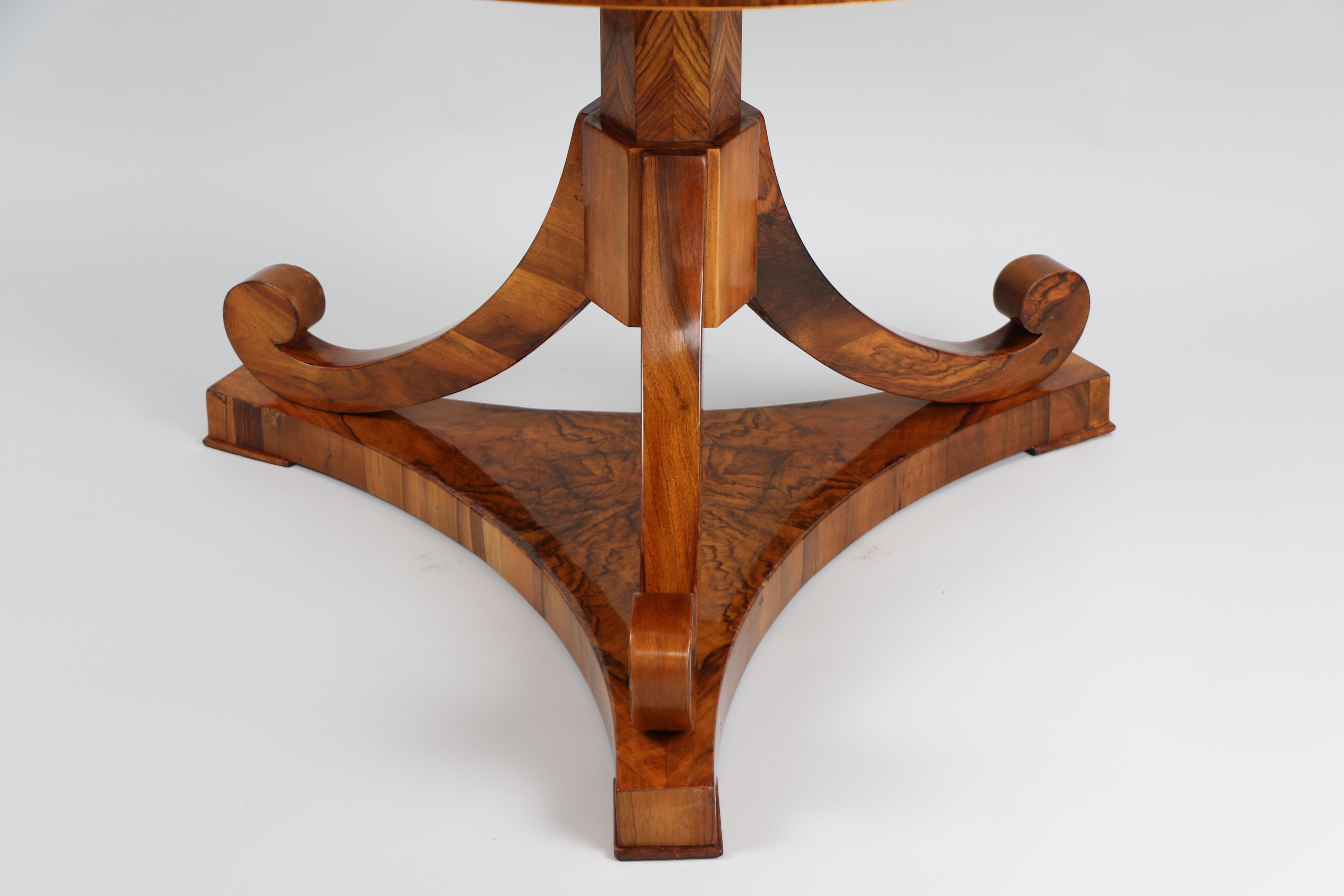 Ensemble de six chaises et d'une table en noyer Biedermeier du XIXe siècle. Vienne, vers 1825. Bon état - En vente à Vienna, AT
