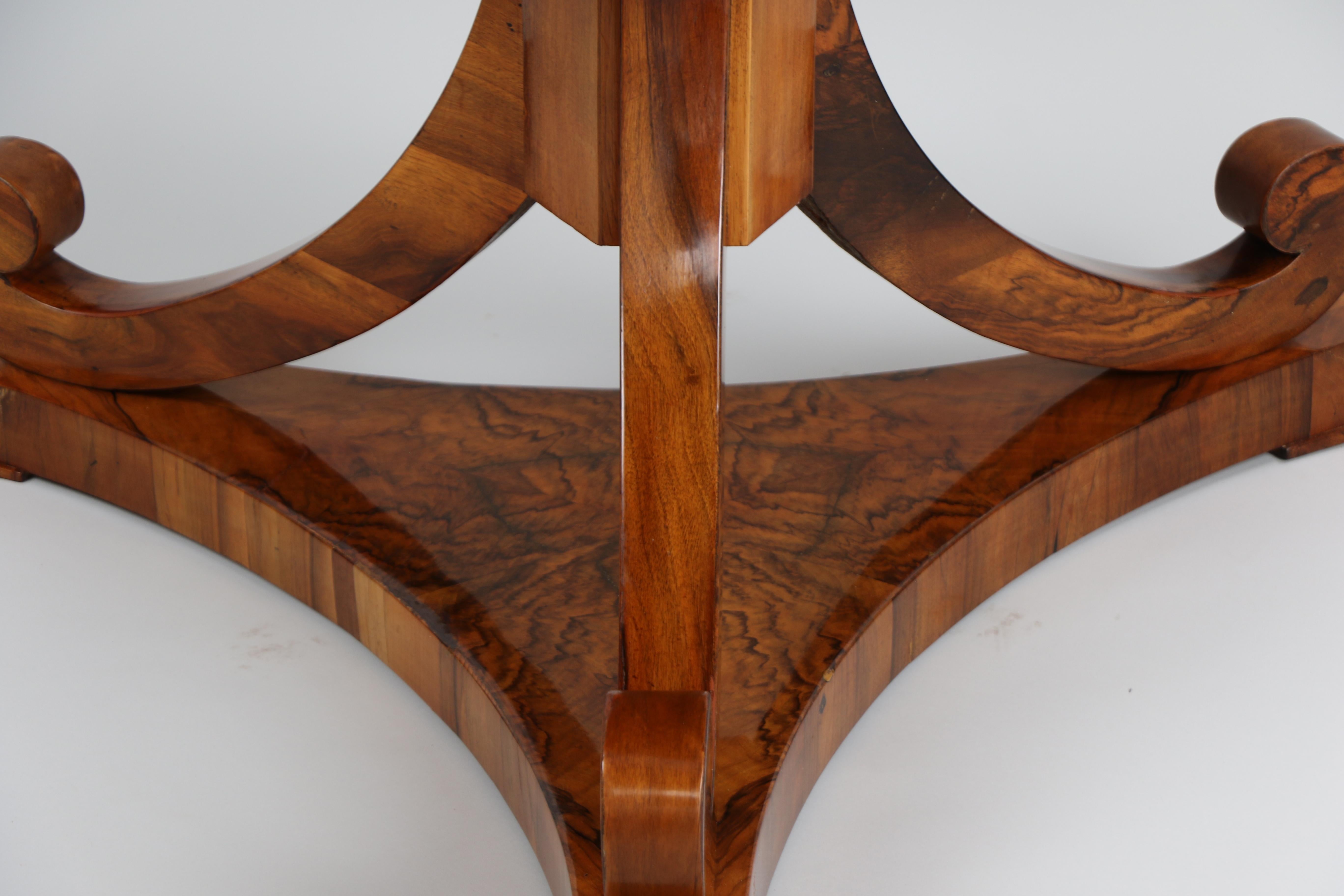 Tissu d'ameublement Ensemble de six chaises et d'une table en noyer Biedermeier du XIXe siècle. Vienne, vers 1825. en vente