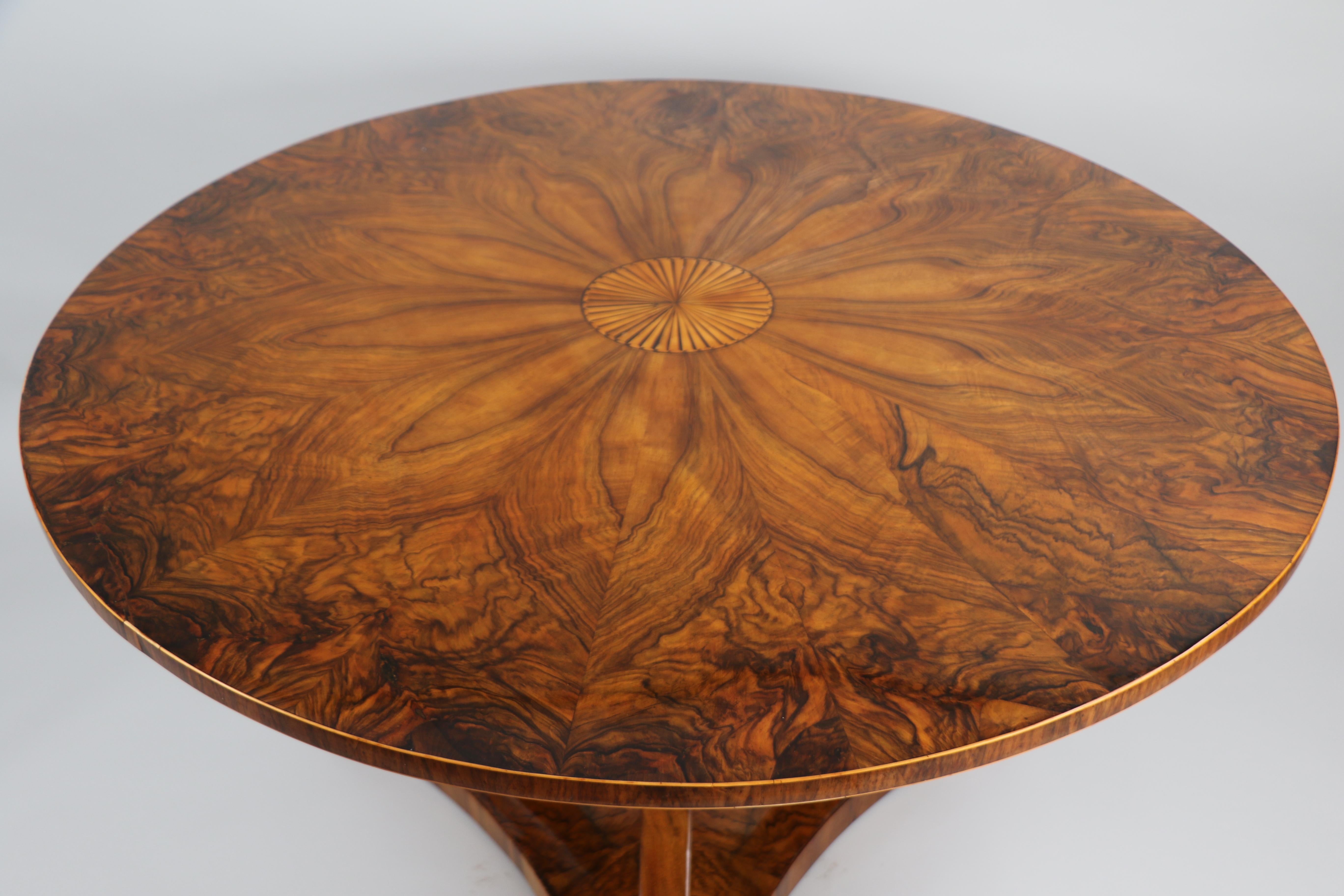 Ensemble de six chaises et d'une table en noyer Biedermeier du XIXe siècle. Vienne, vers 1825. en vente 1