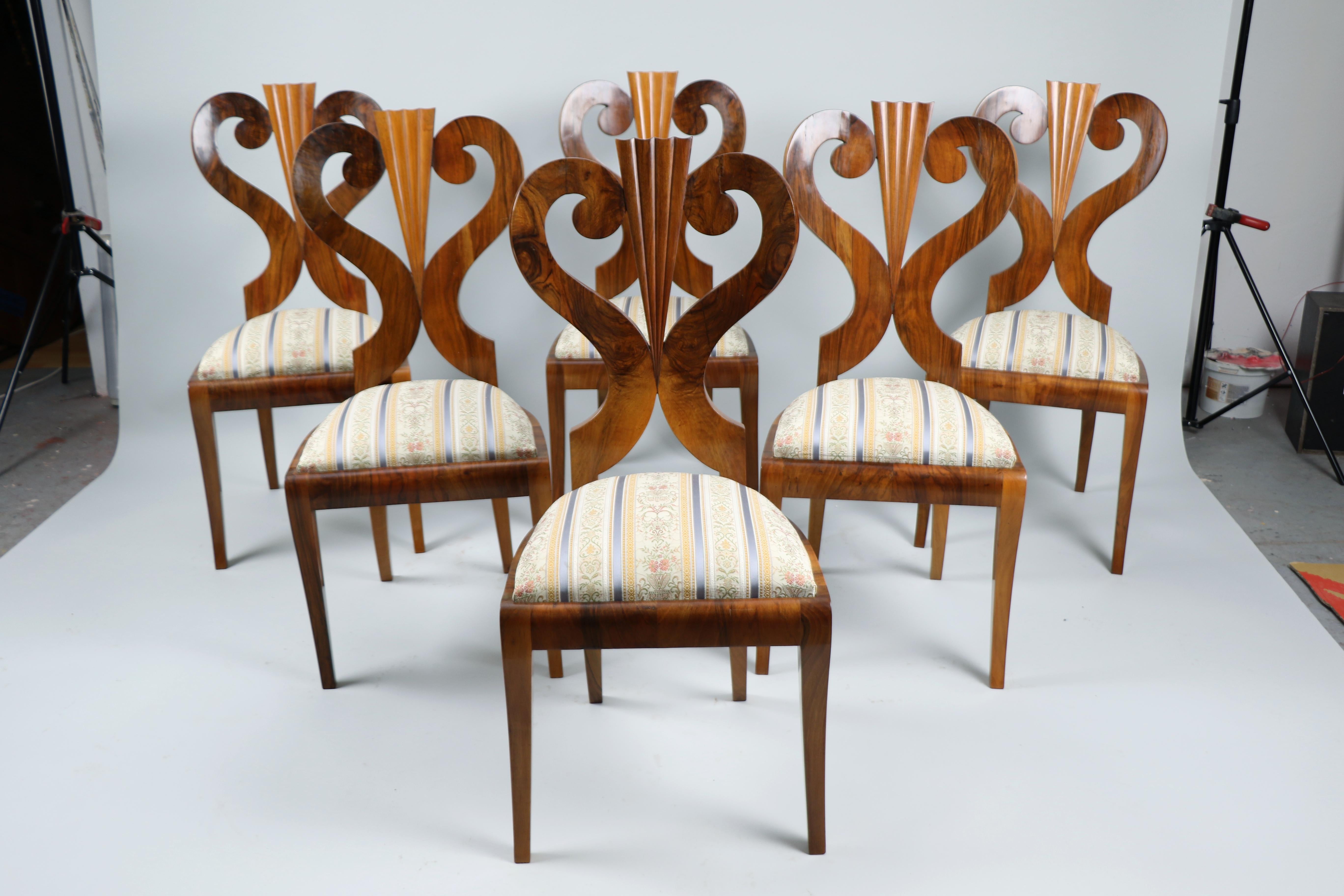 Ensemble de six chaises et d'une table en noyer Biedermeier du XIXe siècle. Vienne, vers 1825. en vente 2