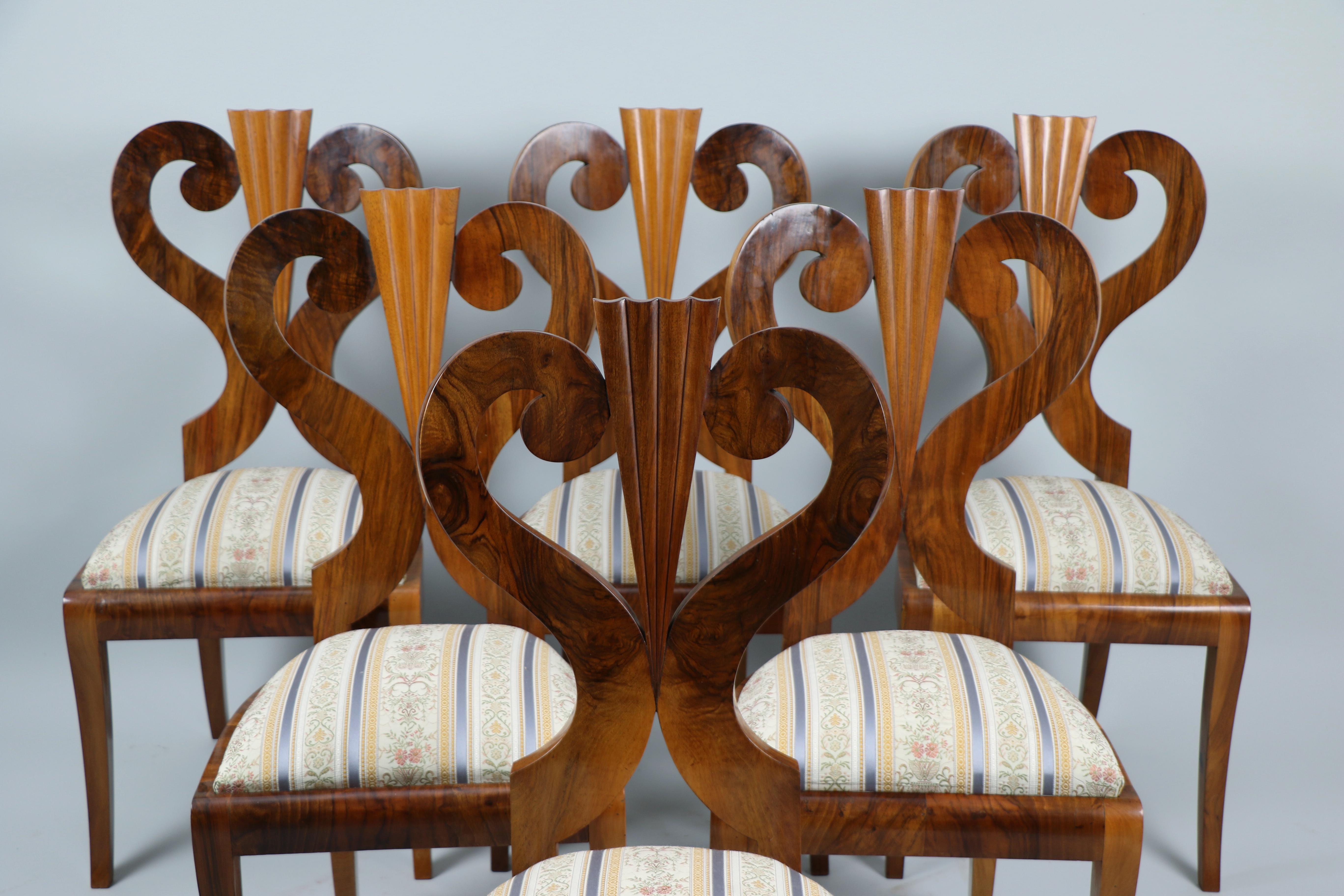 Ensemble de six chaises et d'une table en noyer Biedermeier du XIXe siècle. Vienne, vers 1825. en vente 3