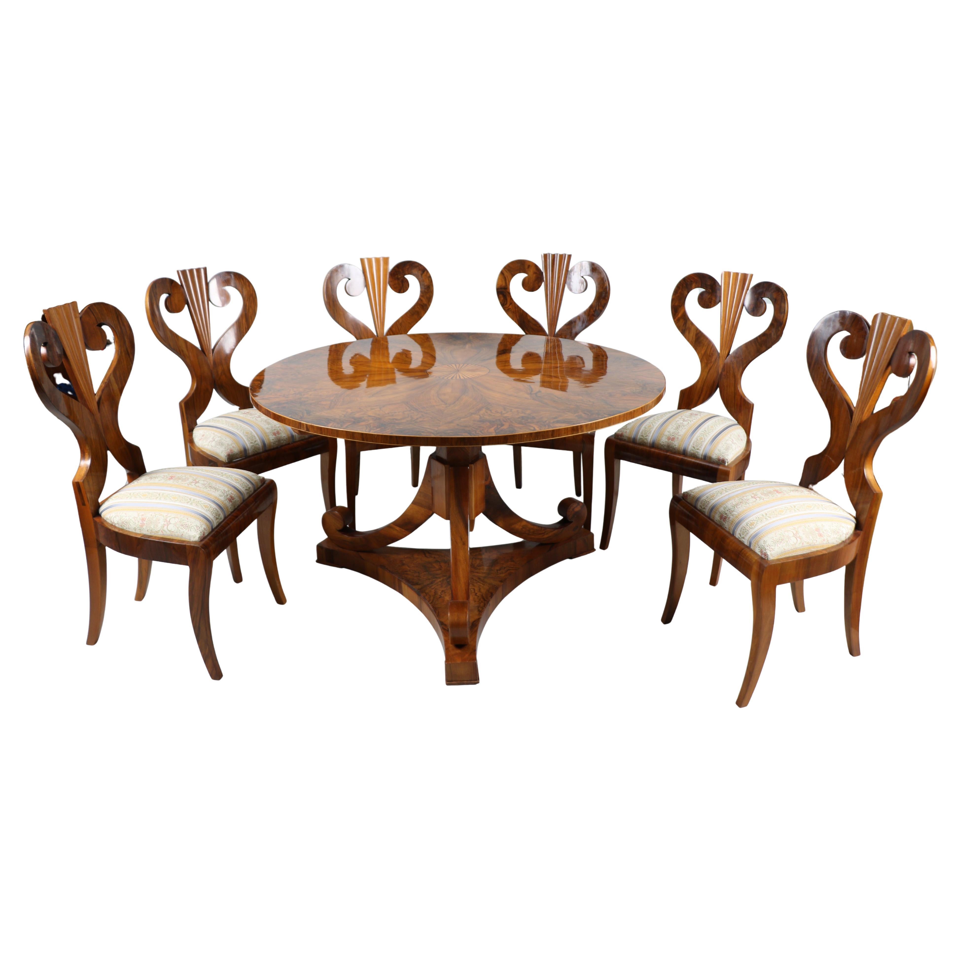 Ensemble de six chaises et d'une table en noyer Biedermeier du XIXe siècle. Vienne, vers 1825.