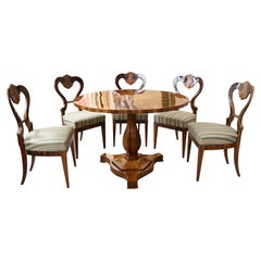Set di cinque sedie e tavolo in noce Fin Biedermeier del XIX secolo. Vienna, 1825 circa.