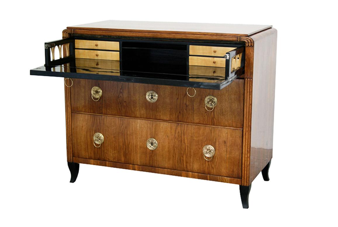 Ciao,
Questo elegante bureau-commode in legno di frassino dei primi anni del Biedermeier è il miglior esempio di pezzo viennese di alta qualità del 1825 circa.

Il Biedermeier viennese si distingue per le sue proporzioni sofisticate, il design raro