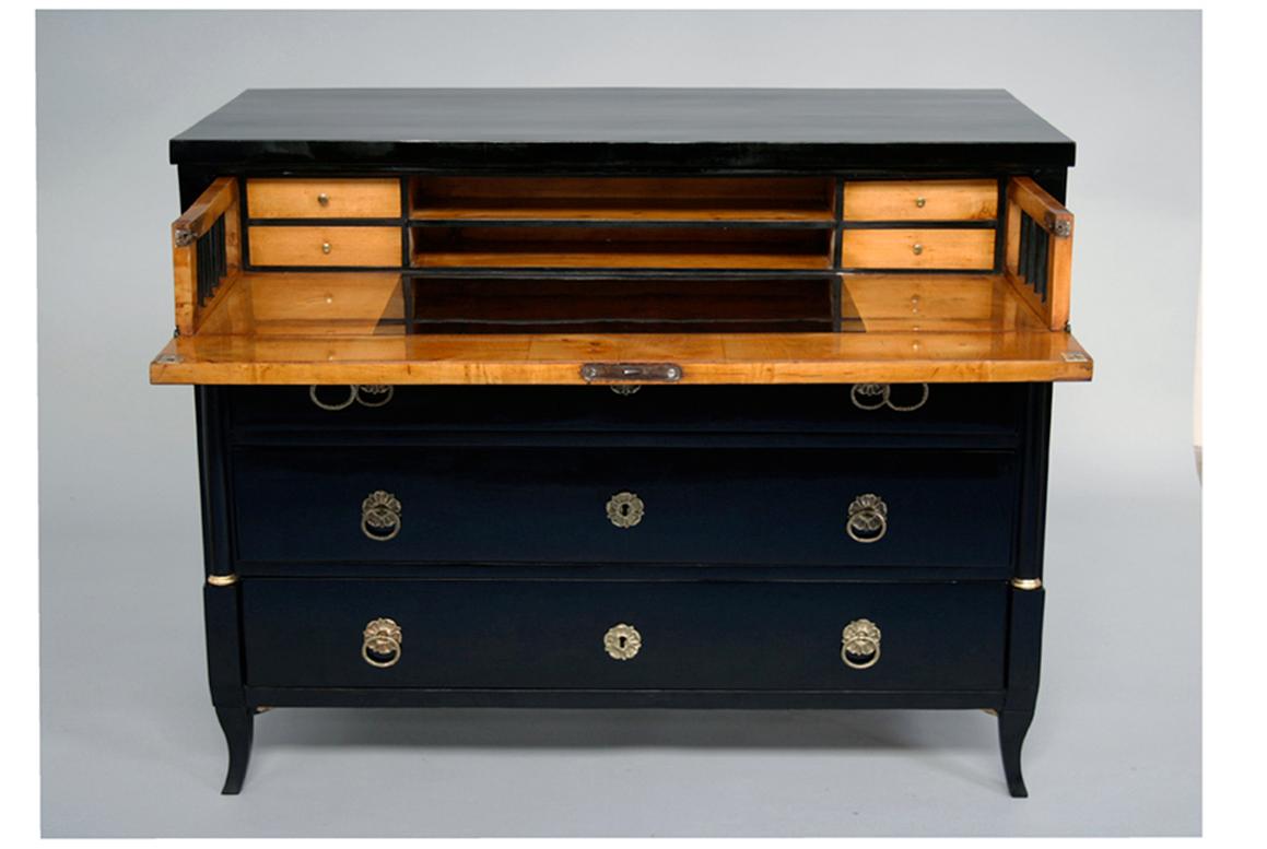 Exceptionally Rare Ebonized Viennese Biedermeier Bureau-Commode – Vienna, circa 1820–1825

We are pleased to offer an extraordinarily rare and museum-quality ebonized Biedermeier bureau-commode, crafted in Vienna between 1820 and 1825—the golden age
