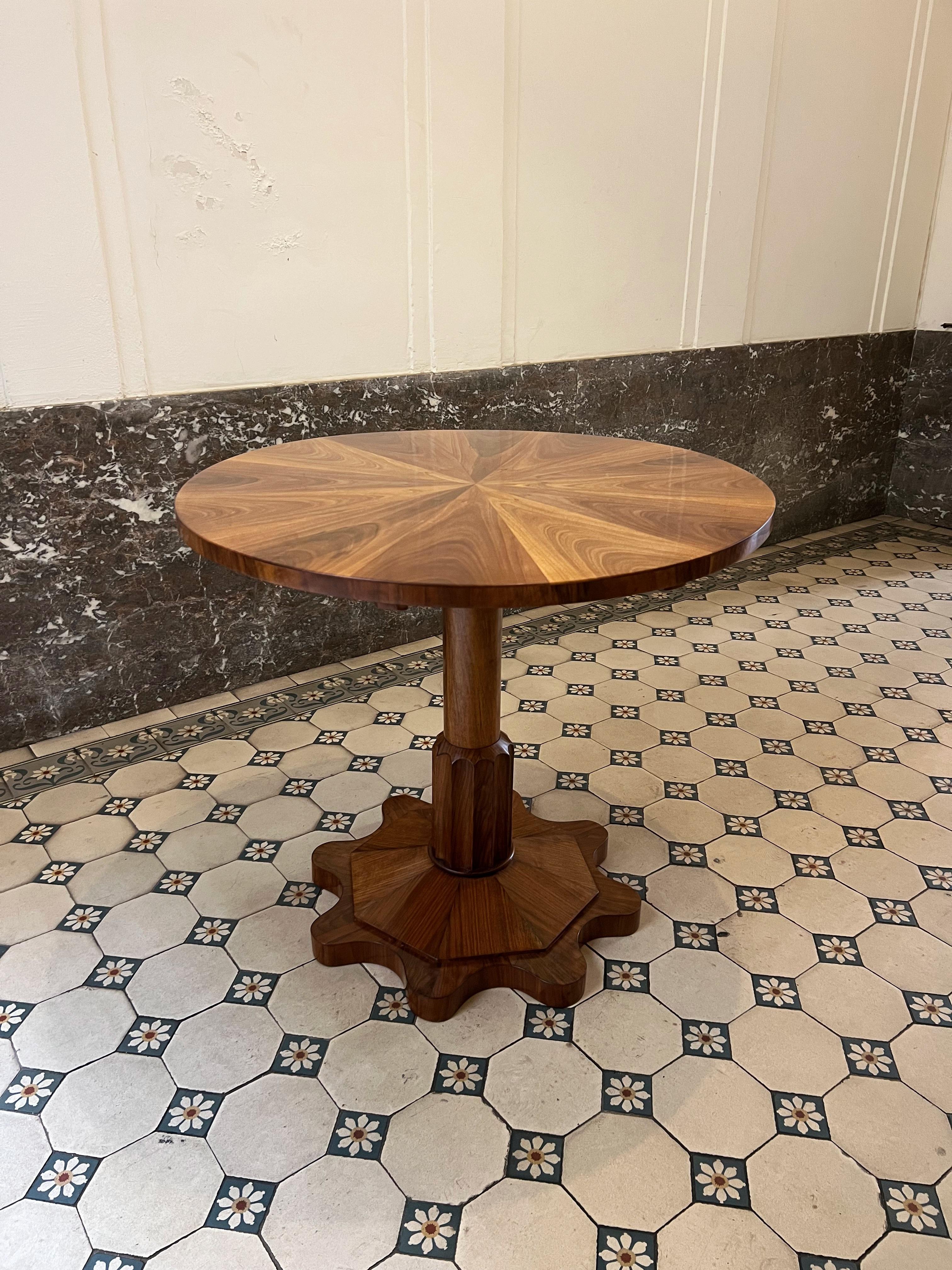 Mesa central Biedermeier del siglo XIX. Viena, hacia 1825. Pulido en venta