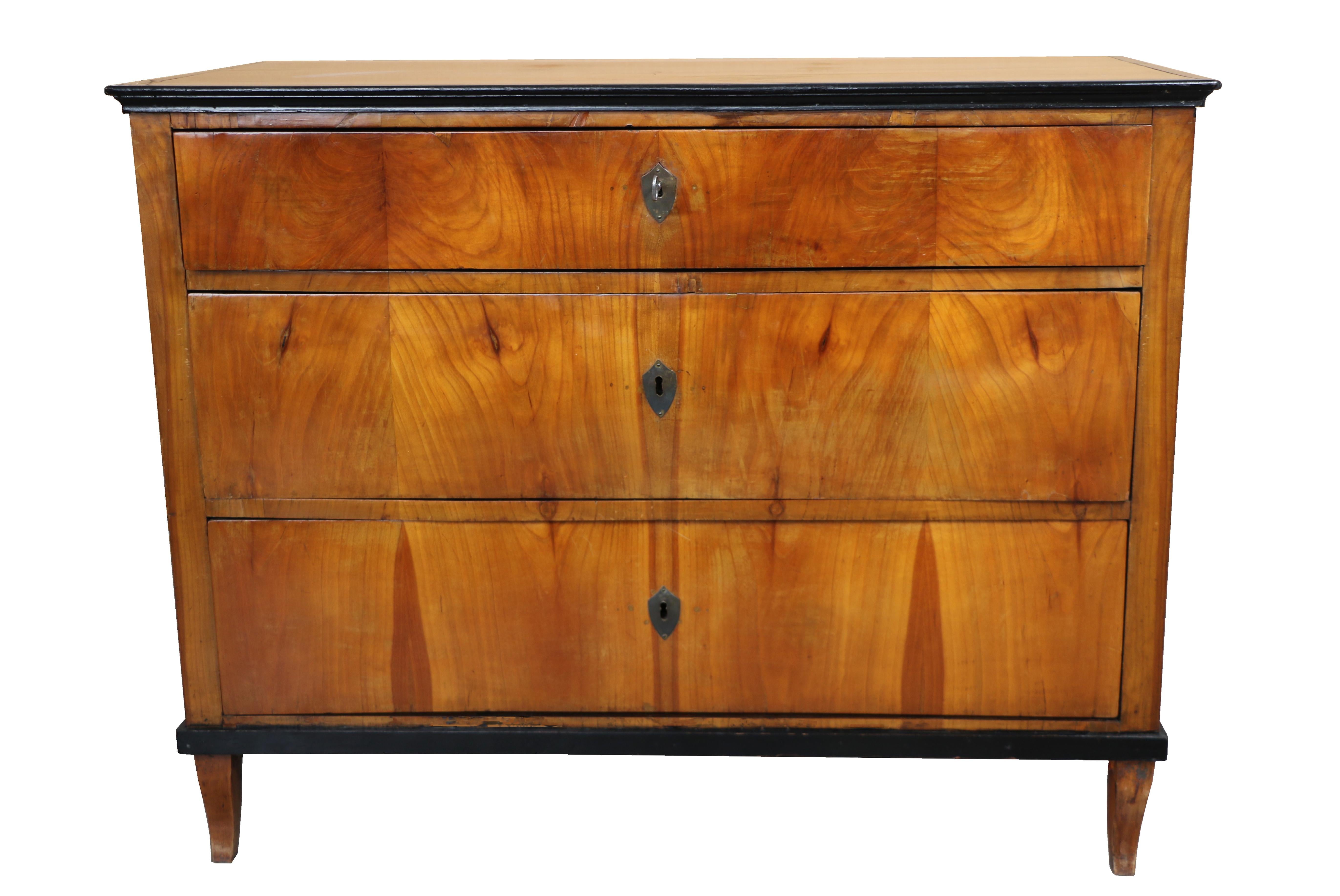 Ciao,
Questo raffinato scrittoio-comodino in ciliegio Biedermeier è il miglior esempio di pezzo viennese di alta qualità del 1825 circa.

Il Biedermeier viennese si distingue per le sue proporzioni sofisticate, il design raro e raffinato e