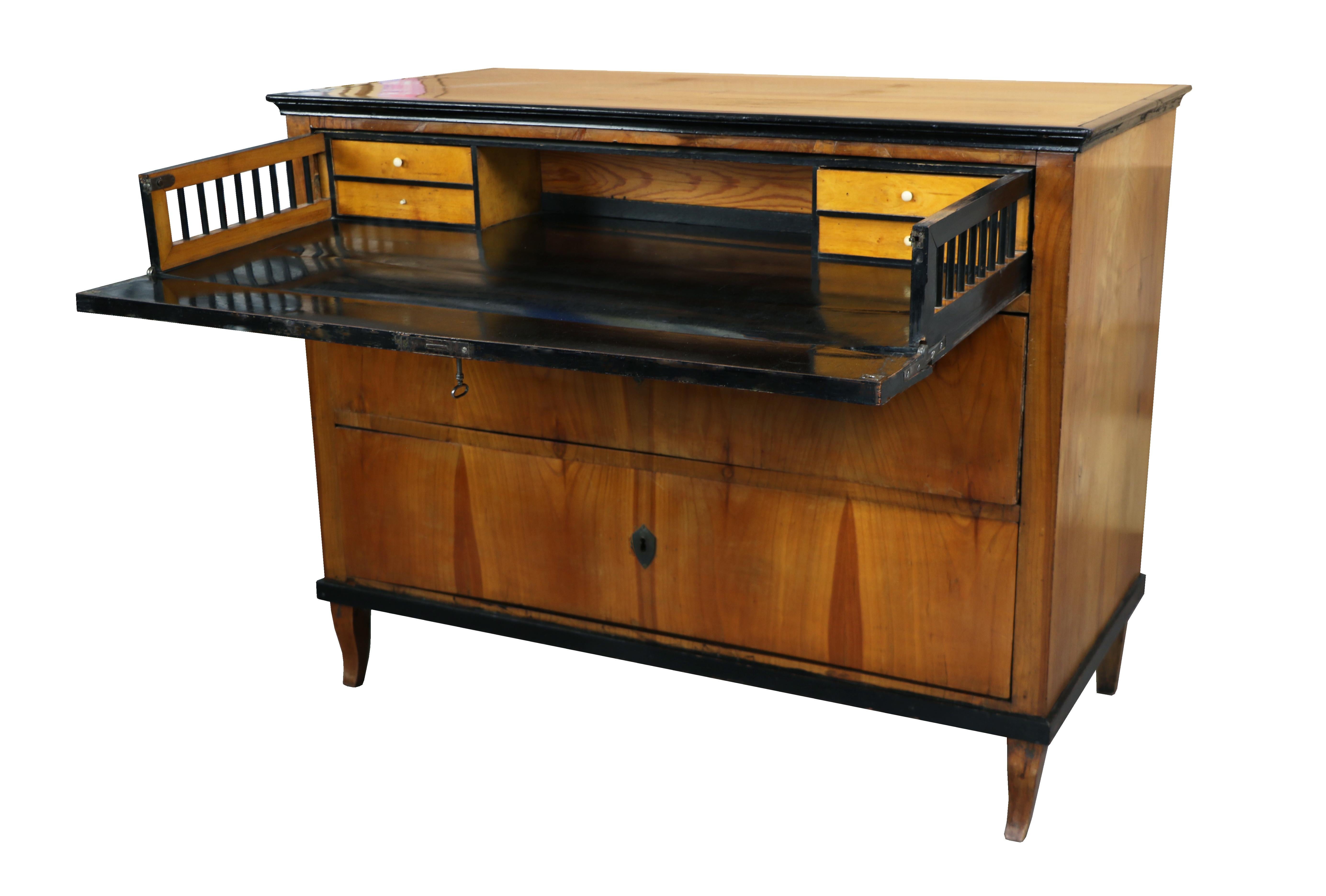 Ebanizzato Ufficio-comodino in ciliegio Biedermeier del XIX secolo. Vienna, 1825 circa. in vendita