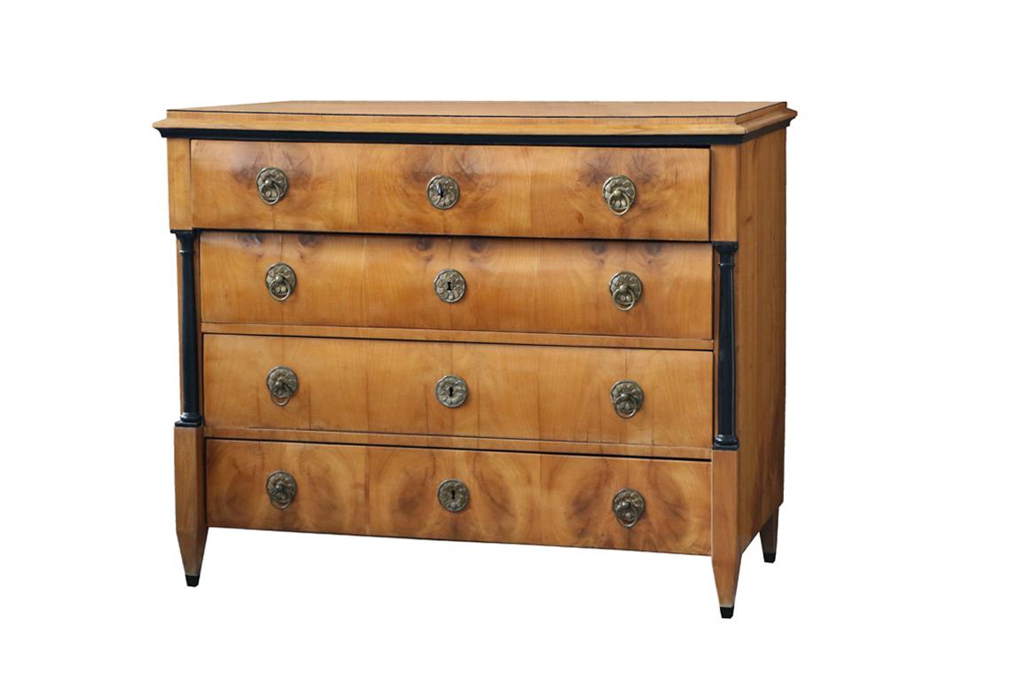 Ciao,
Vogliamo offrirti questa elegante cassettiera a quattro cassetti in ciliegio del primo Biedermeier. Il pezzo è stato realizzato a Vienna nel 1825 circa.

Il Biedermeier viennese si distingue per le sue proporzioni sofisticate, il design raro e