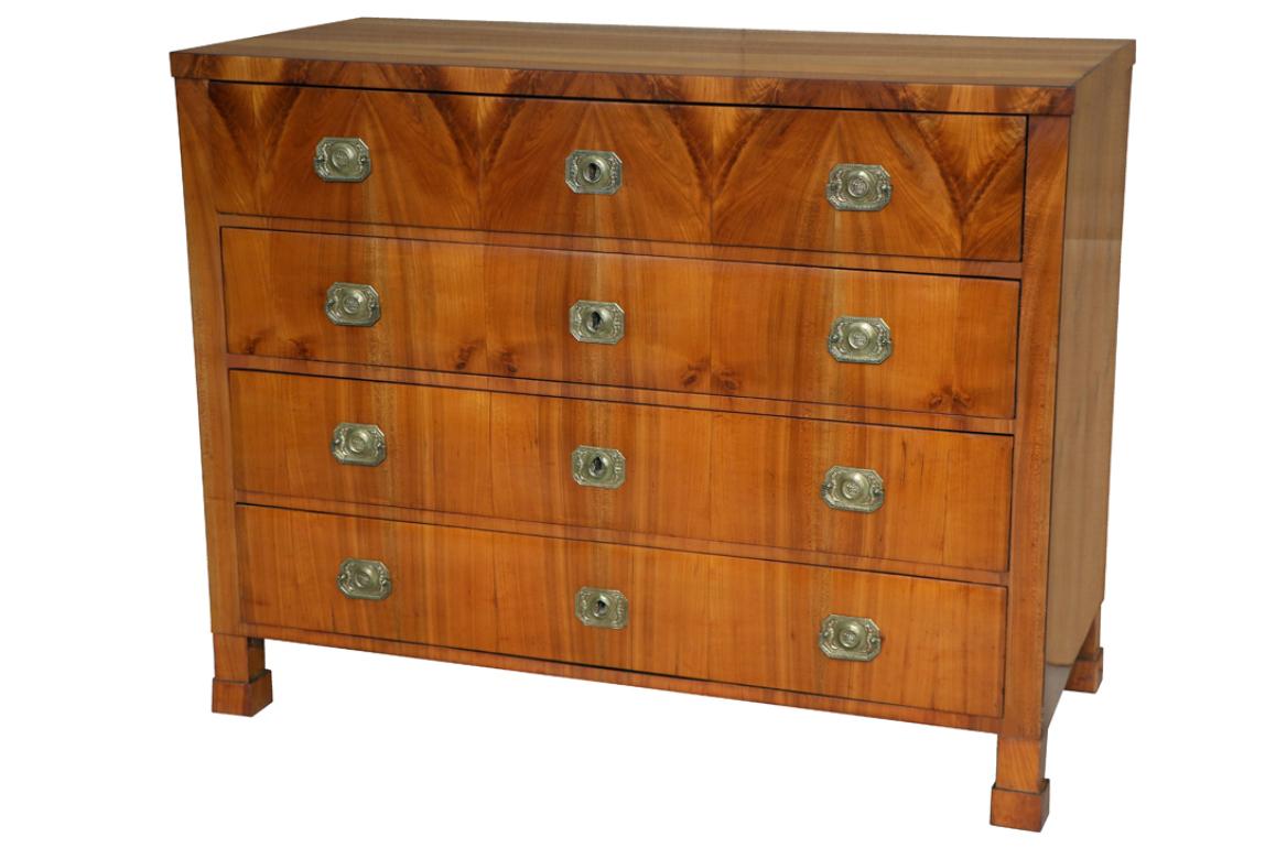 Ciao,
Questa squisita commode in ciliegio Biedermeier è stata realizzata a Vienna intorno al 1825.

Il Biedermeier viennese si distingue per le sue proporzioni sofisticate, il design raro e raffinato e l'eccellente artigianato e continua ad avere