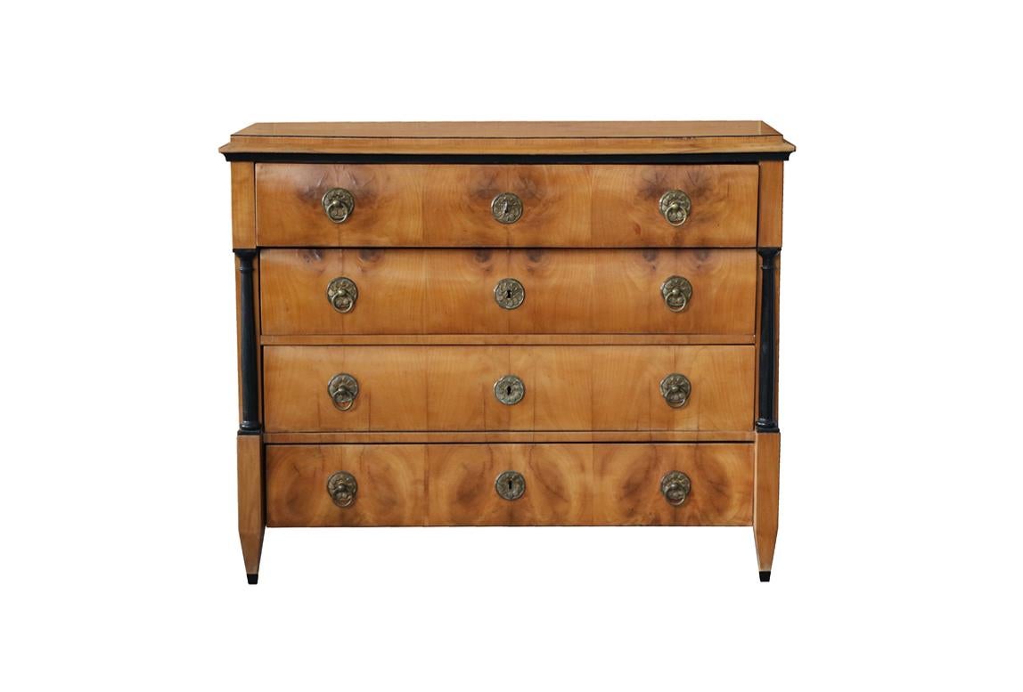 Austriaco Cassettiera in ciliegio Biedermeier del XIX secolo. Vienna, 1825 circa. in vendita
