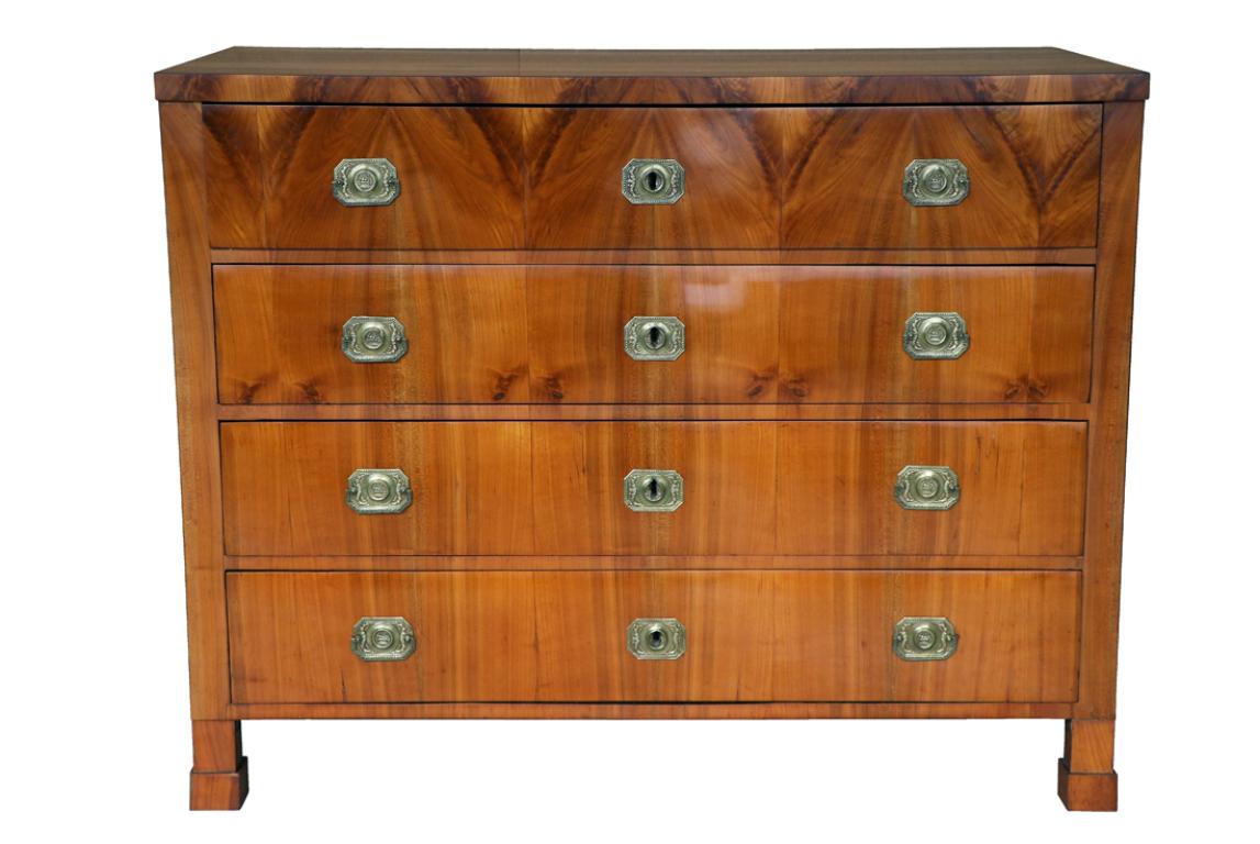 Lucidato Cassettiera in ciliegio Biedermeier del XIX secolo. Vienna, 1825 circa. in vendita