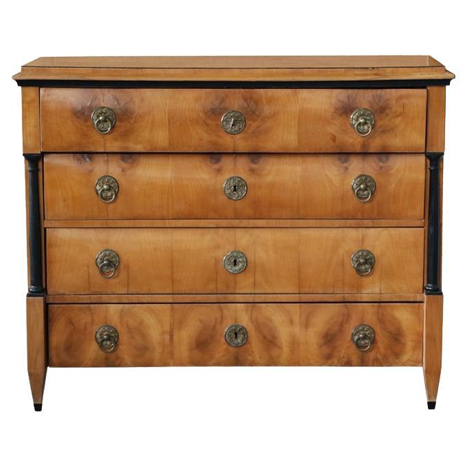 Cassettiera in ciliegio Biedermeier del XIX secolo. Vienna, 1825 circa.