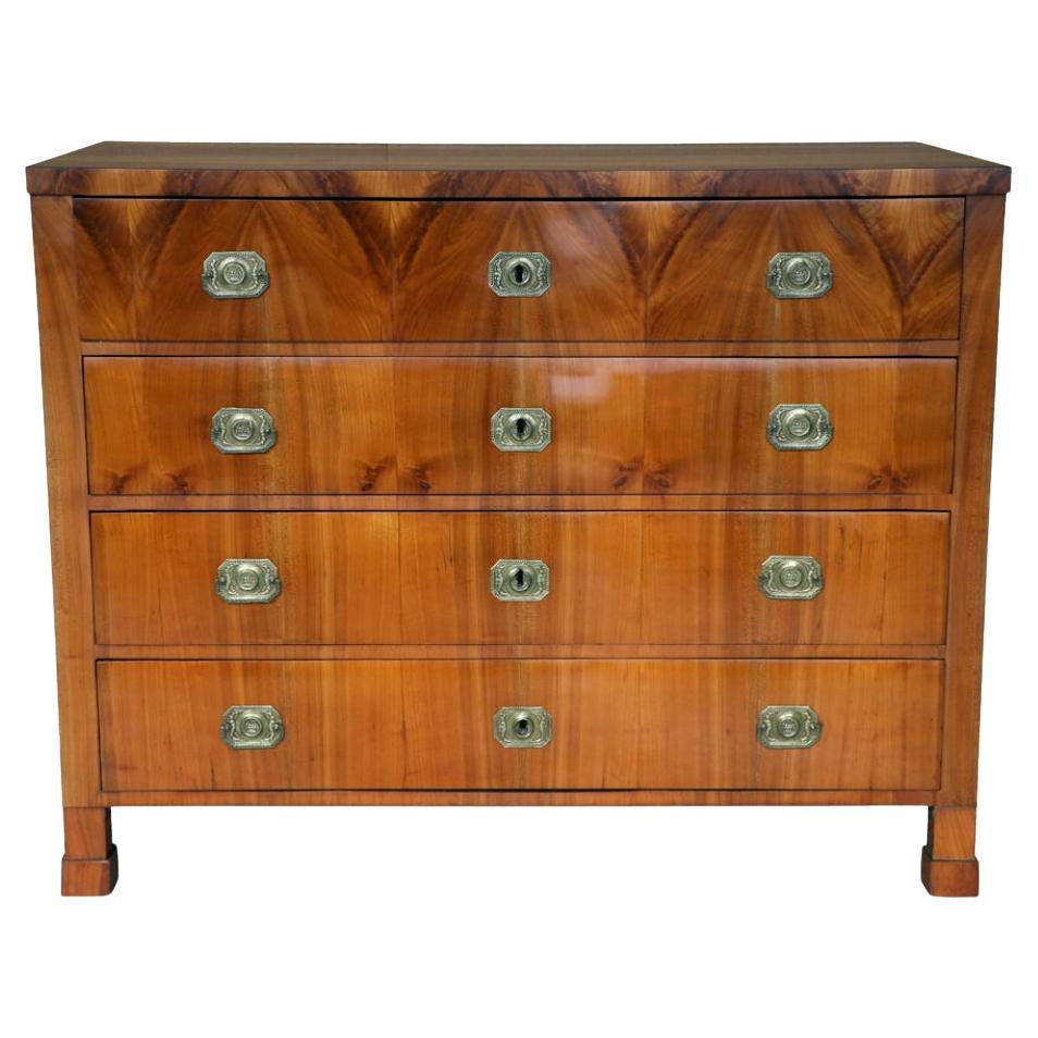 Cassettiera in ciliegio Biedermeier del XIX secolo. Vienna, 1825 circa.