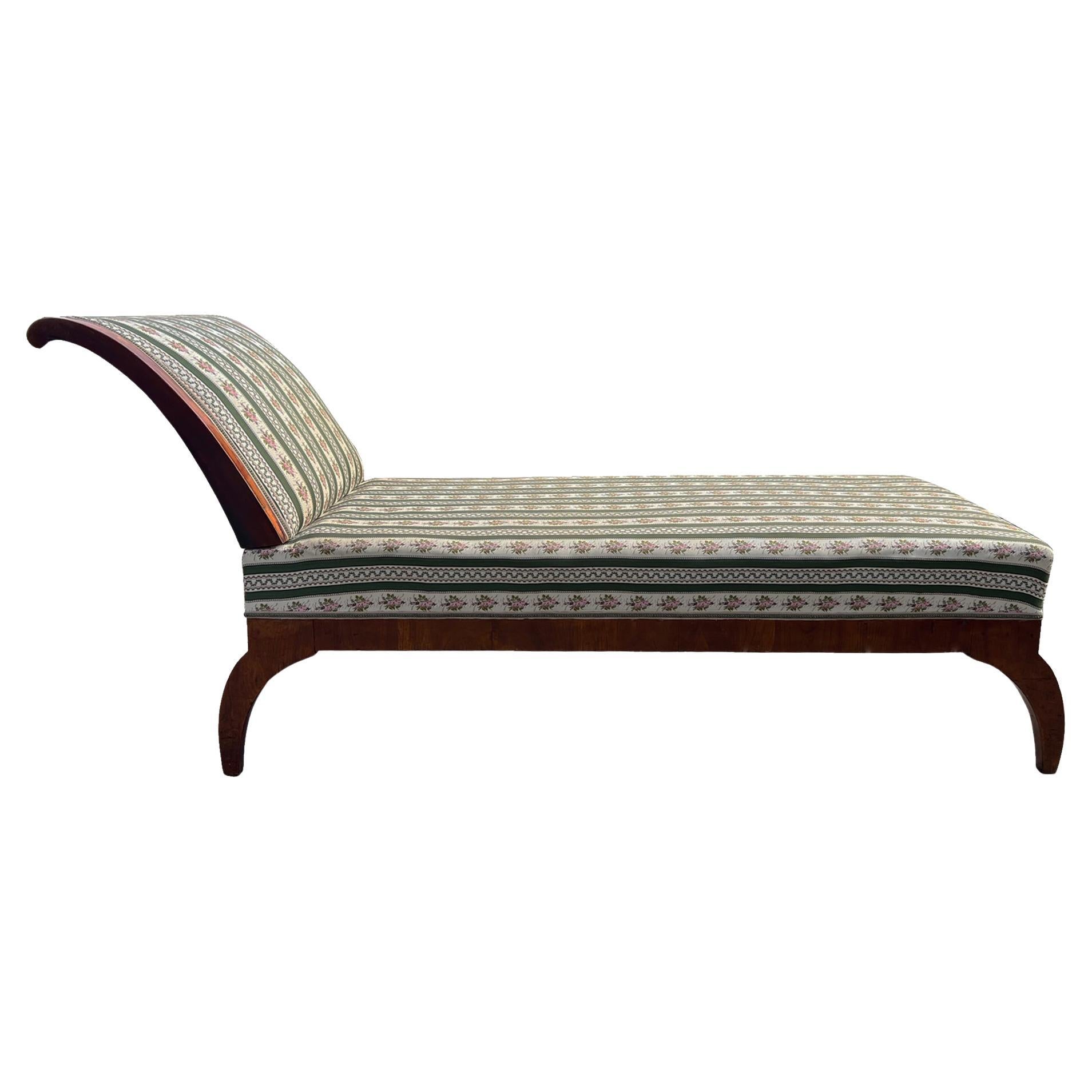 Hallo,
Diese elegante und wirklich außergewöhnliche Wiener Biedermeier Recamiere / Liege wurde um 1825 hergestellt.

Die Stücke des Wiener Biedermeier zeichnen sich durch ihre raffinierten Proportionen, ihr seltenes und raffiniertes Design und ihre