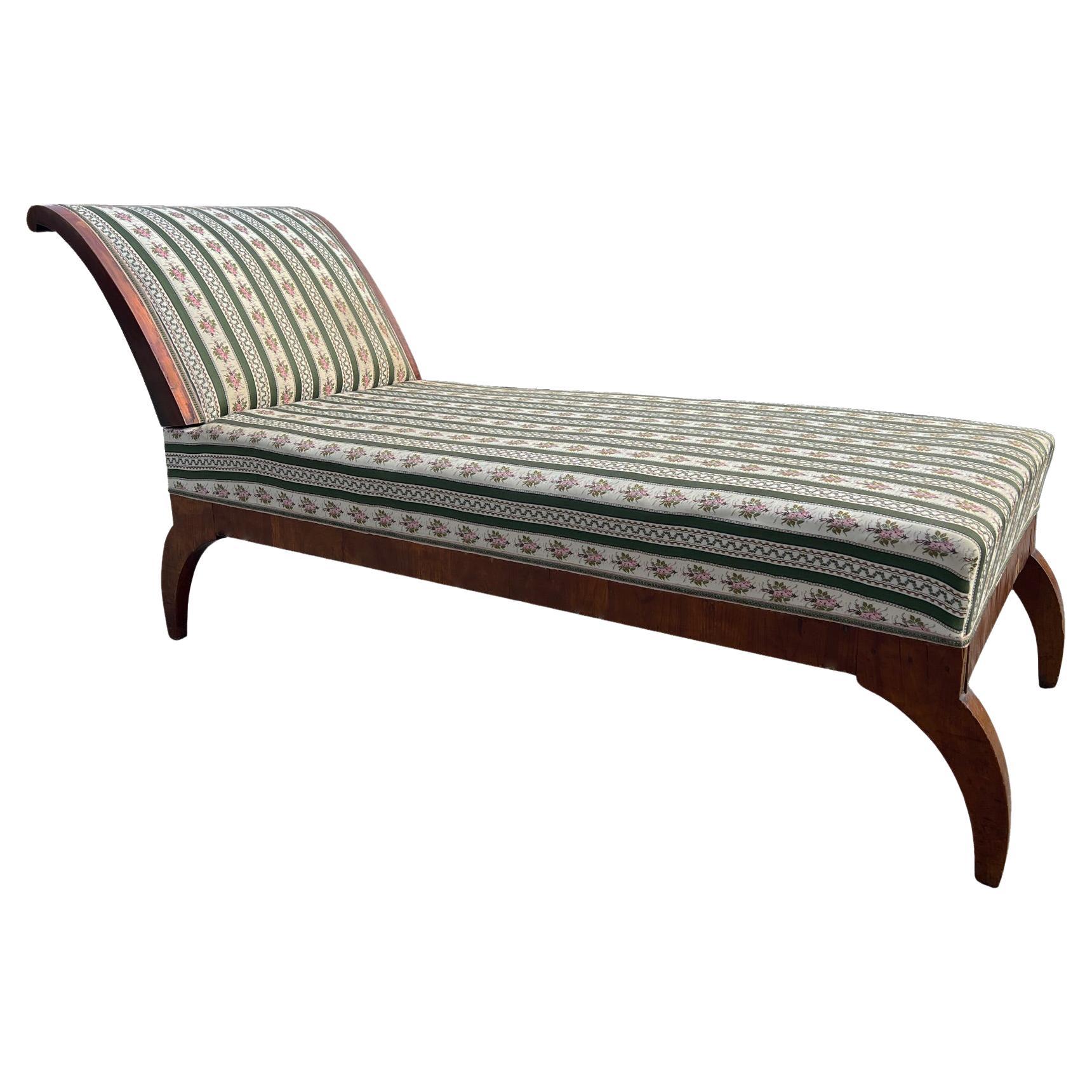 Letto da giorno in ciliegio Biedermeier del XIX secolo. Vienna, 1825 circa.