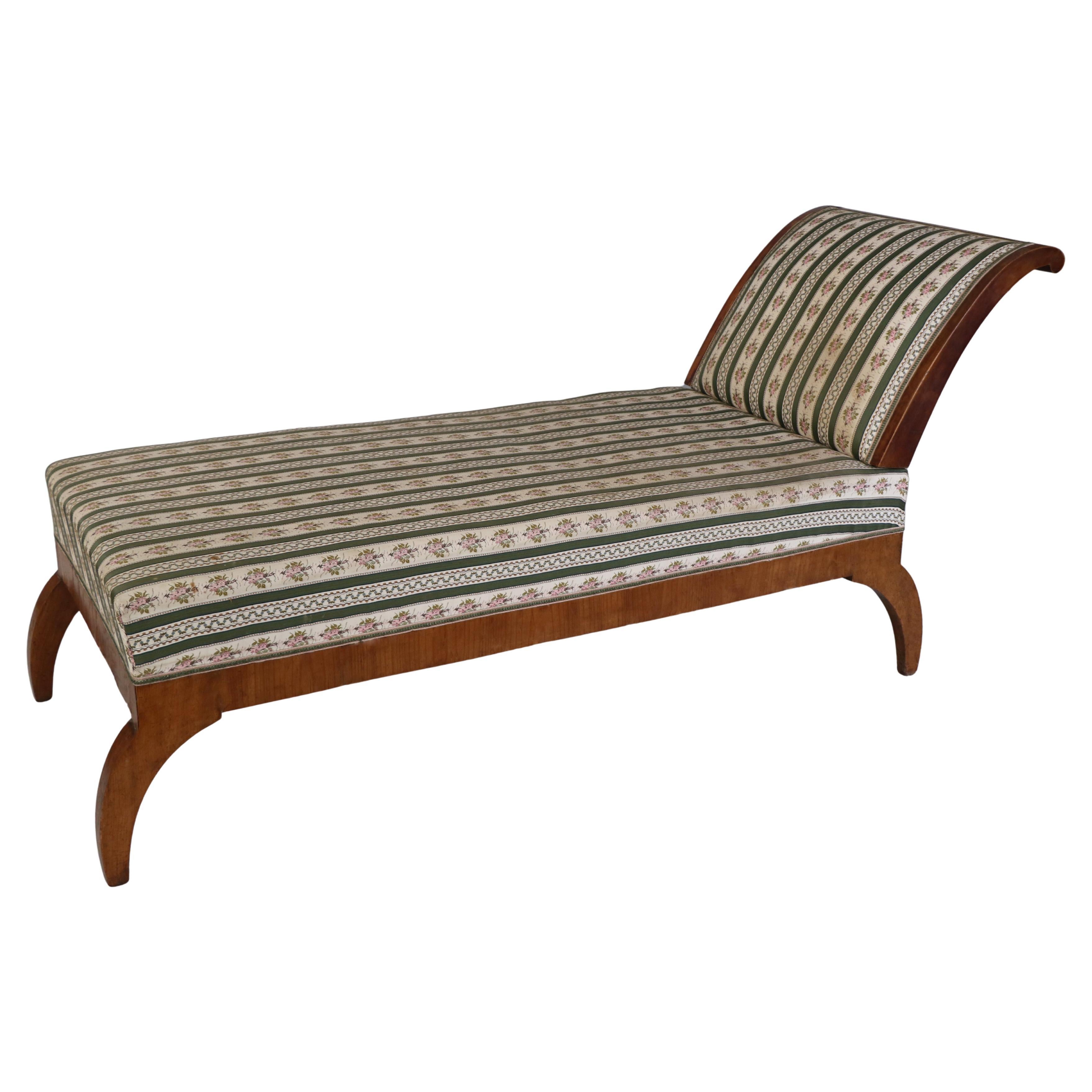 19th Century Fine Biedermeier Walnut Daybed. Vienna, c. 1825. For Sale