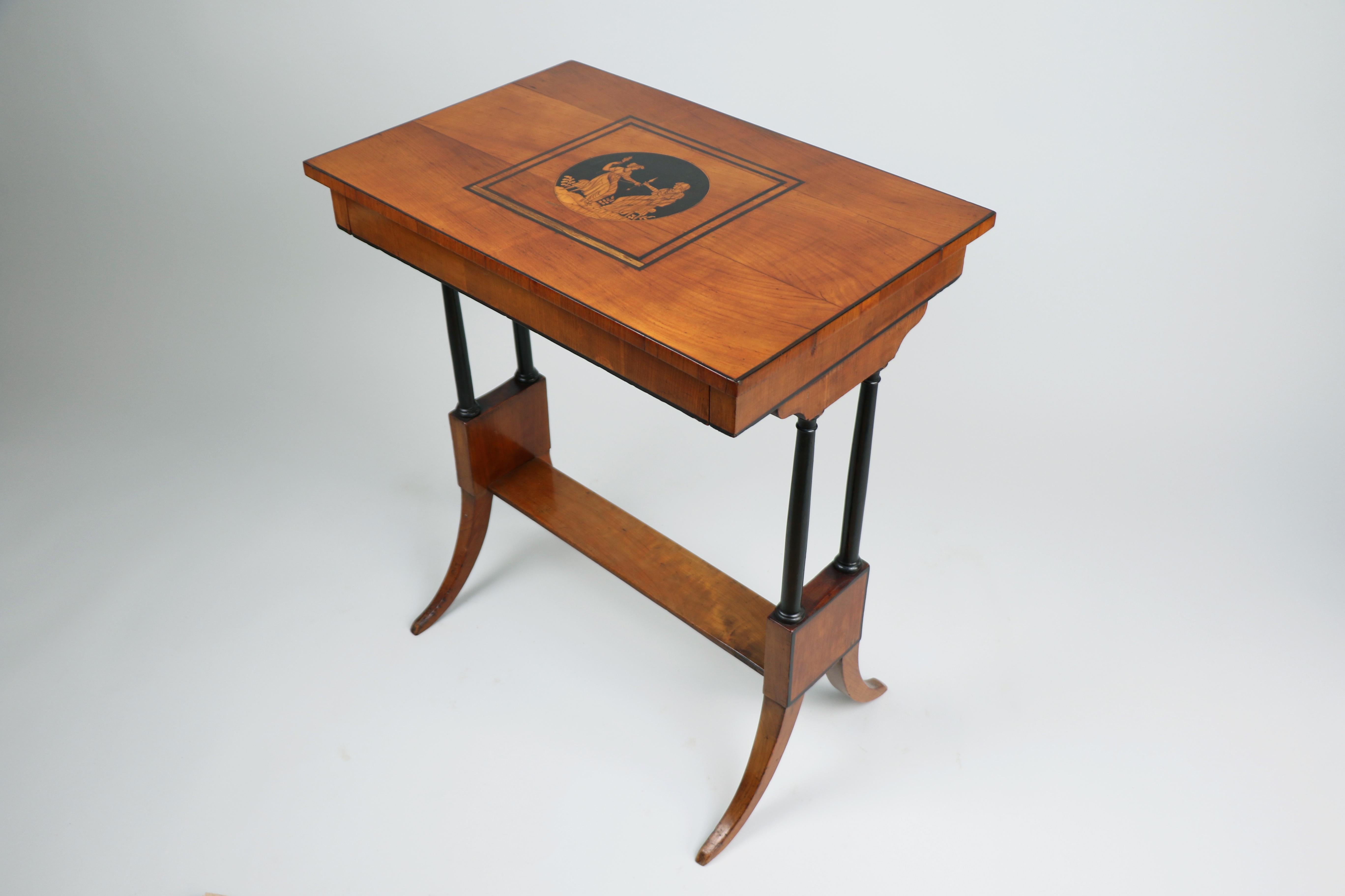 Table d'appoint Biedermeier en cerisier du 19ème siècle. Vienne, vers 1825. en vente 3